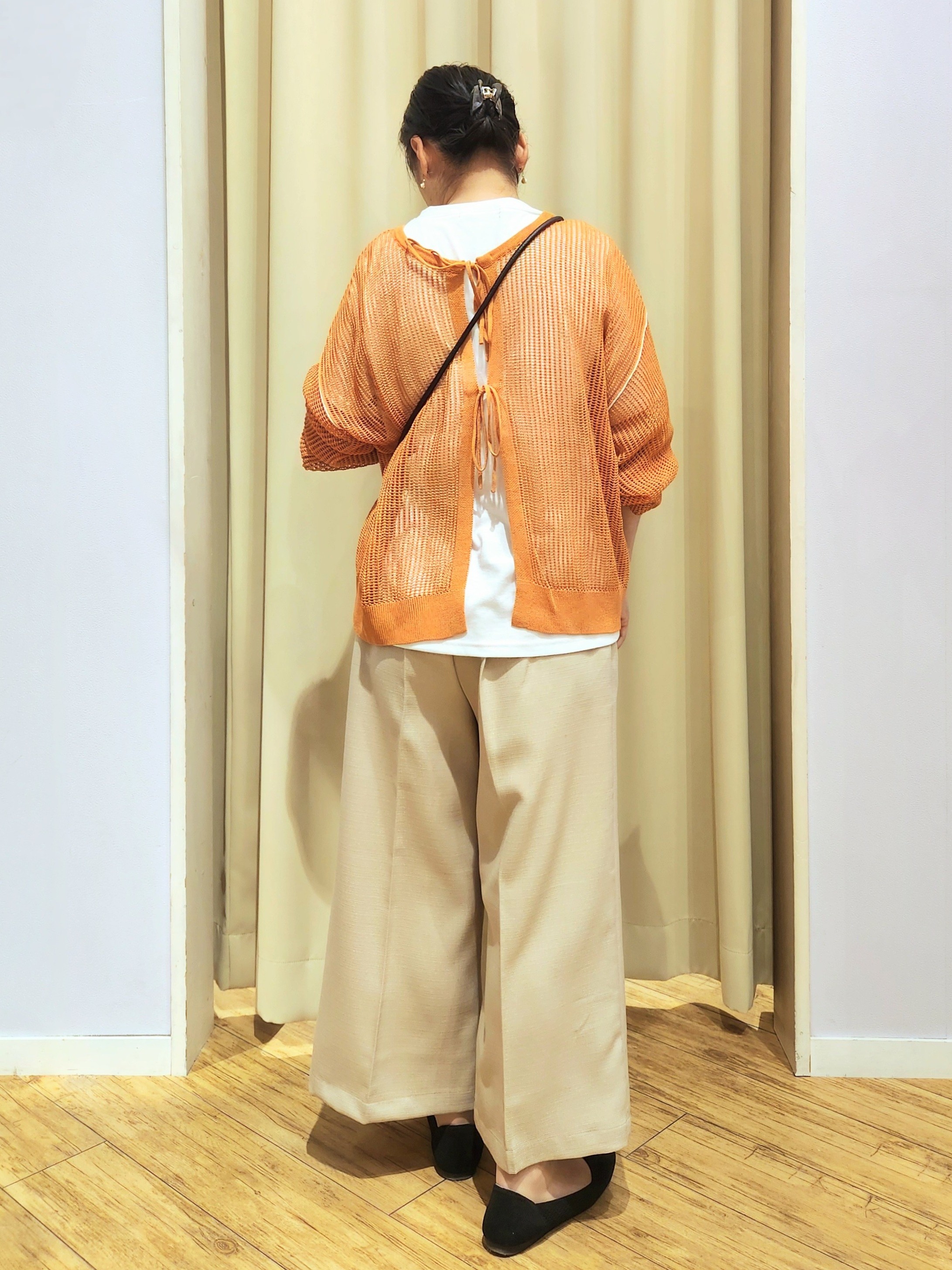 くまさんの「SHOO･LA･RUE｜【2点セット/洗濯機可/S-LL】時短でこなれ見え カーデにもなる2WAYメッシュニット+半袖ロゴT」を使ったコーディネート