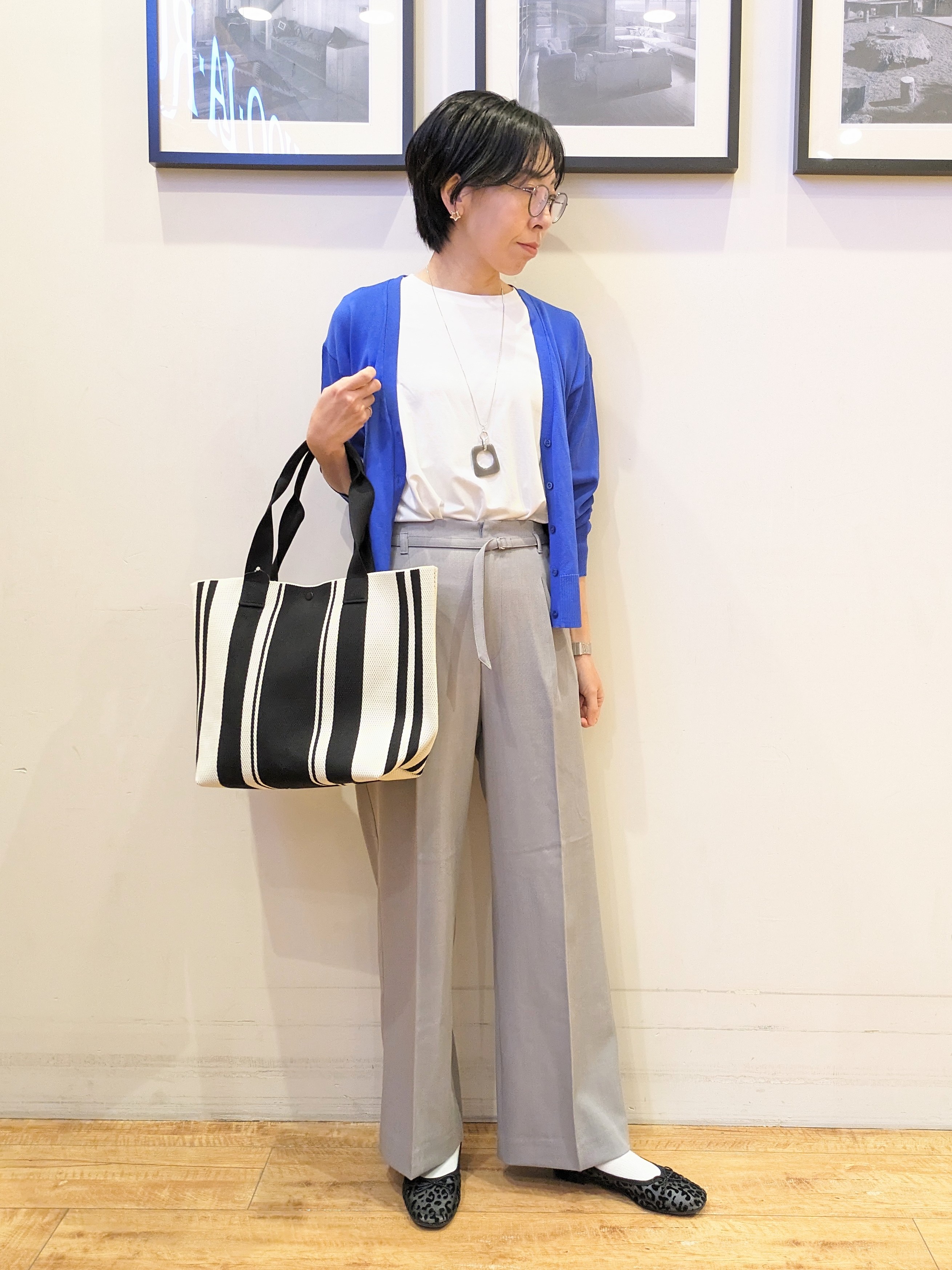 Akiさんの「SHOO･LA･RUE｜【洗濯機可/UV】さらっとしたタッチが心地よい ショート丈 Vネックカーディガン」を使ったコーディネート