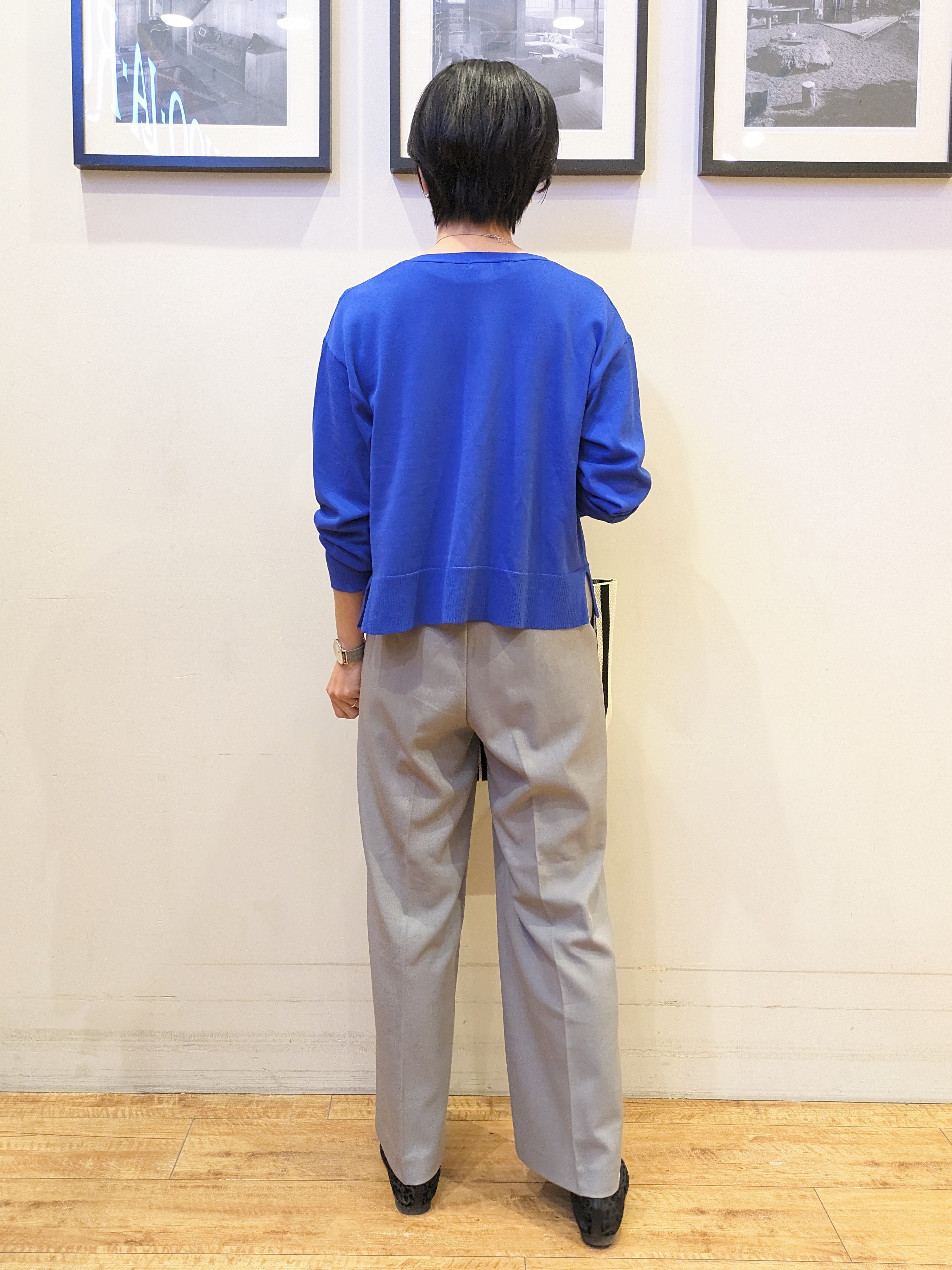 Akiさんの「SHOO･LA･RUE｜【洗濯機可/UV】さらっとしたタッチが心地よい ショート丈 Vネックカーディガン」を使ったコーディネート