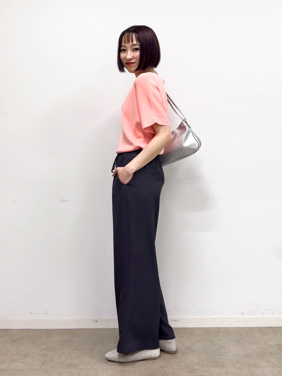 𝐜𝐡𝐢𝐤𝐚さんの「SHOO･LA･RUE｜【毎日洗える/UV】二の腕隠れる さらっとドルマン半袖ニット」を使ったコーディネート