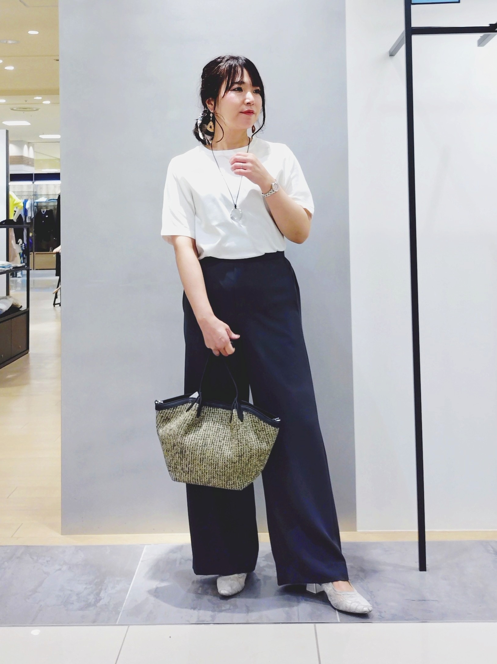 TOMOMIさんの「INDIVI｜【接触冷感／透湿／着る日傘】イージーワイドパンツ」を使ったコーディネート