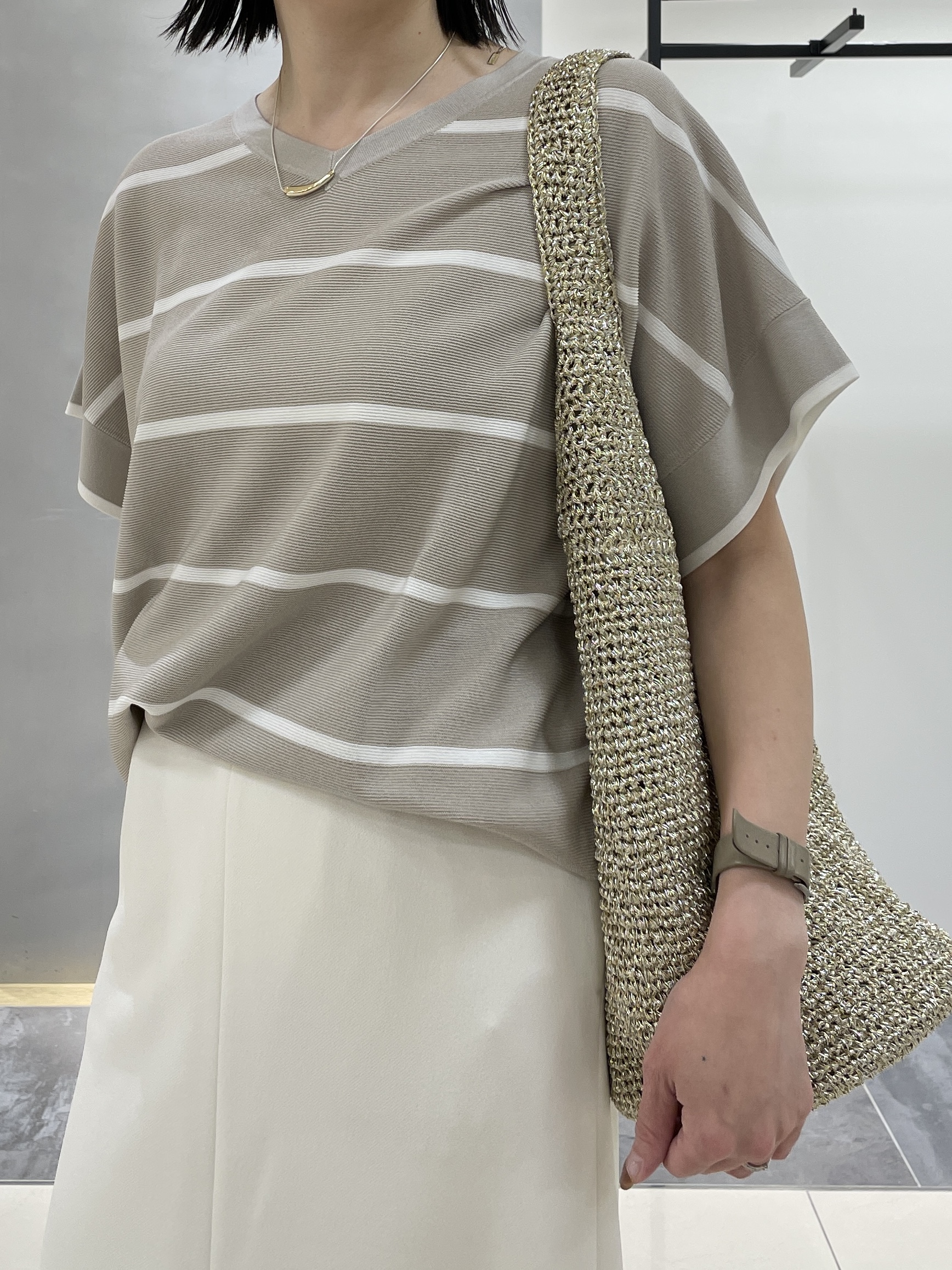 shihoさんの「INDIVI｜【11色展開/体型カバー】前後2WAYフレンチスリーブニット」を使ったコーディネート
