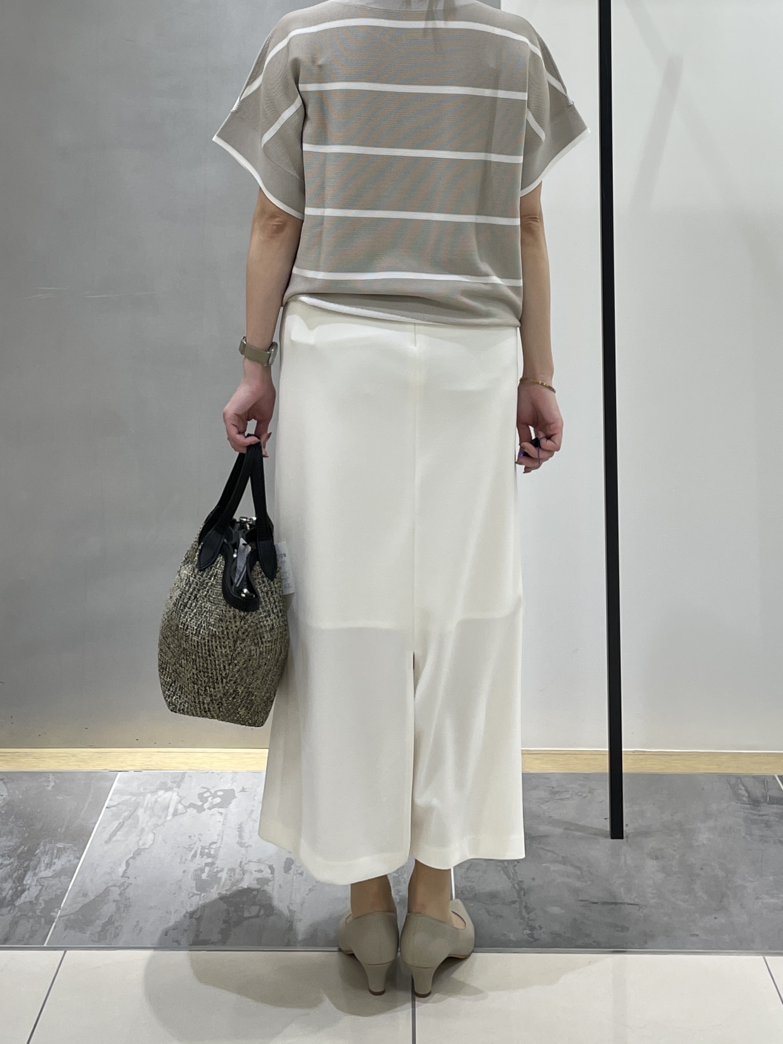 shihoさんの「INDIVI｜【11色展開/体型カバー】前後2WAYフレンチスリーブニット」を使ったコーディネート