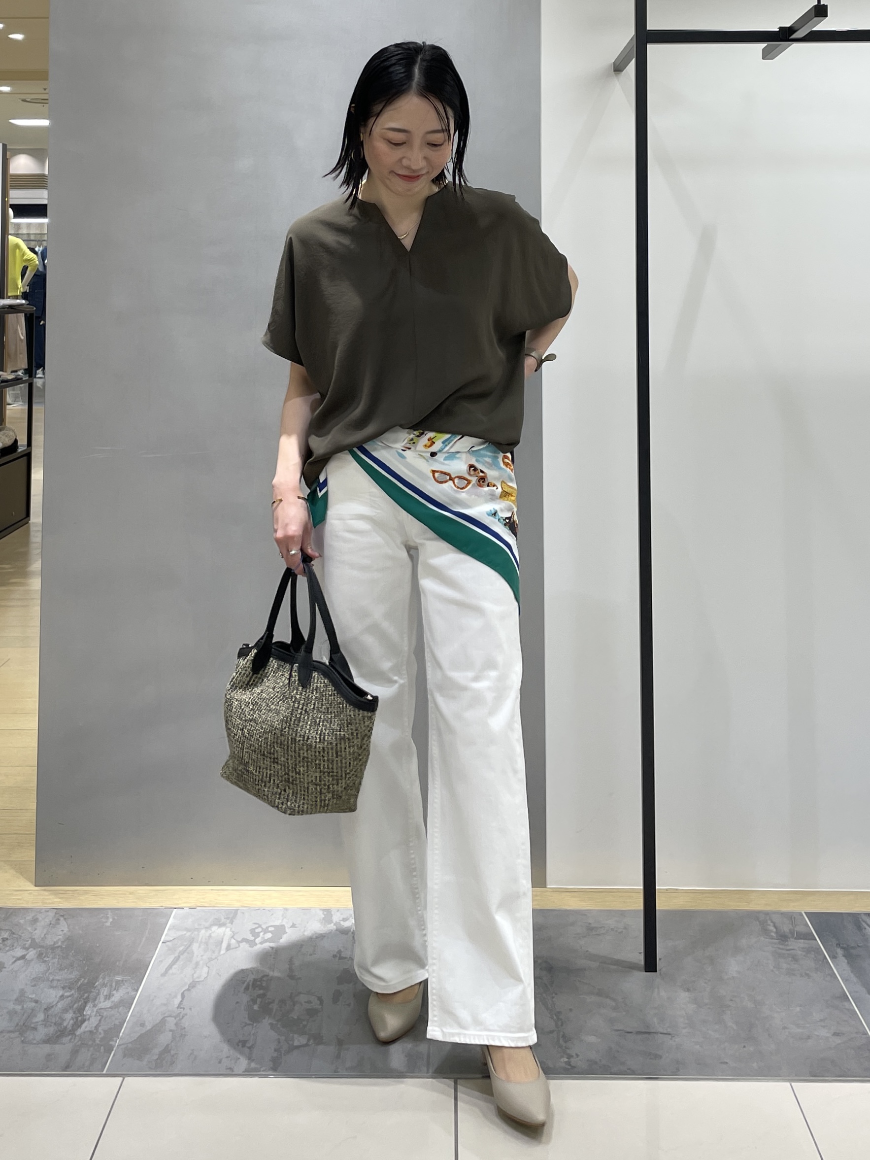 shihoさんの「INDIVI｜【UV/接触冷感/セットアップ可】リラクシーキーVネックブラウス」を使ったコーディネート