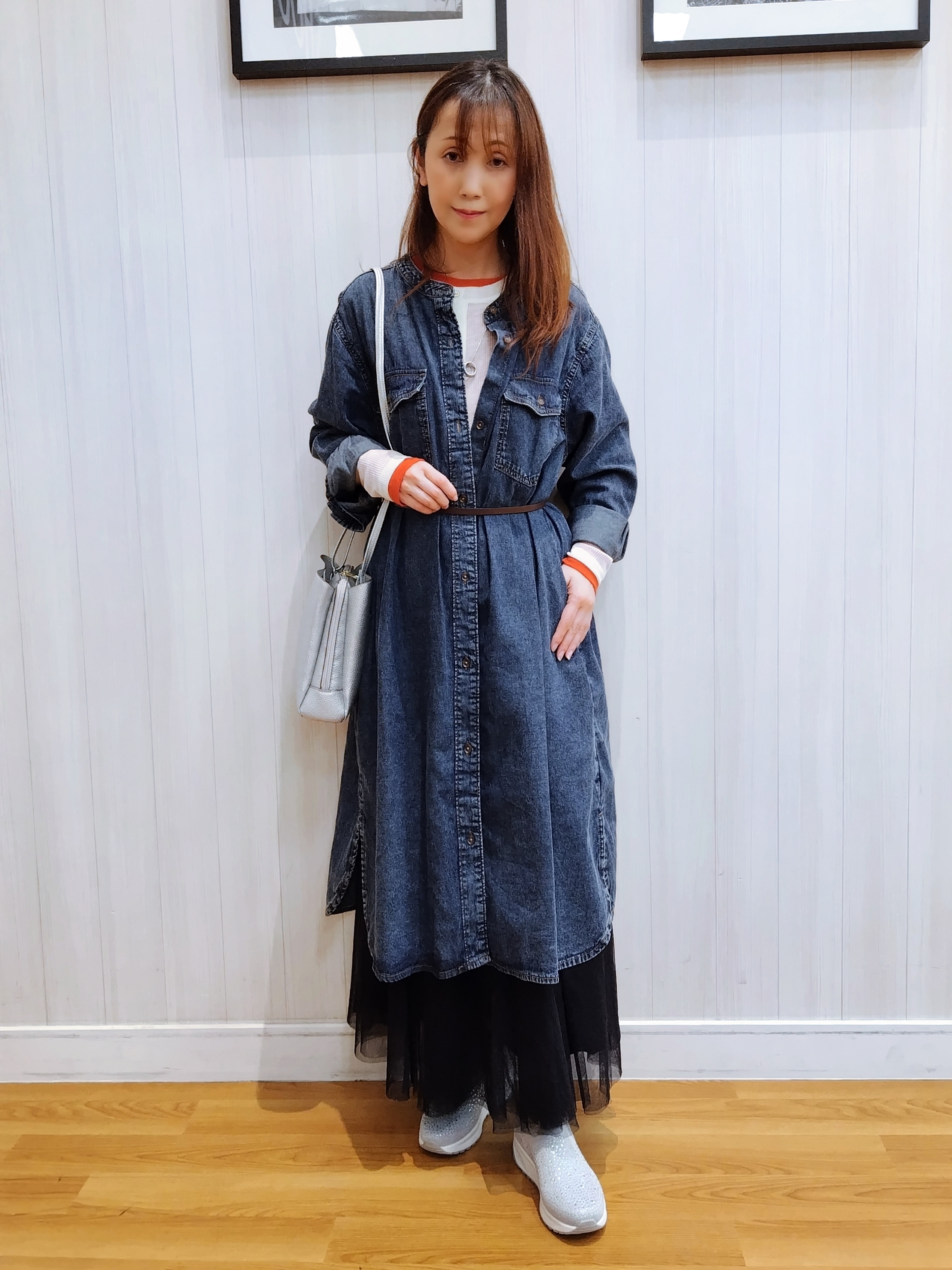 yseさんの「SHOO･LA･RUE｜【ライトオンスデニム/S-LL/体型カバー】首元すっきり ワンピにもなるロングデニムシャツ」を使ったコーディネート