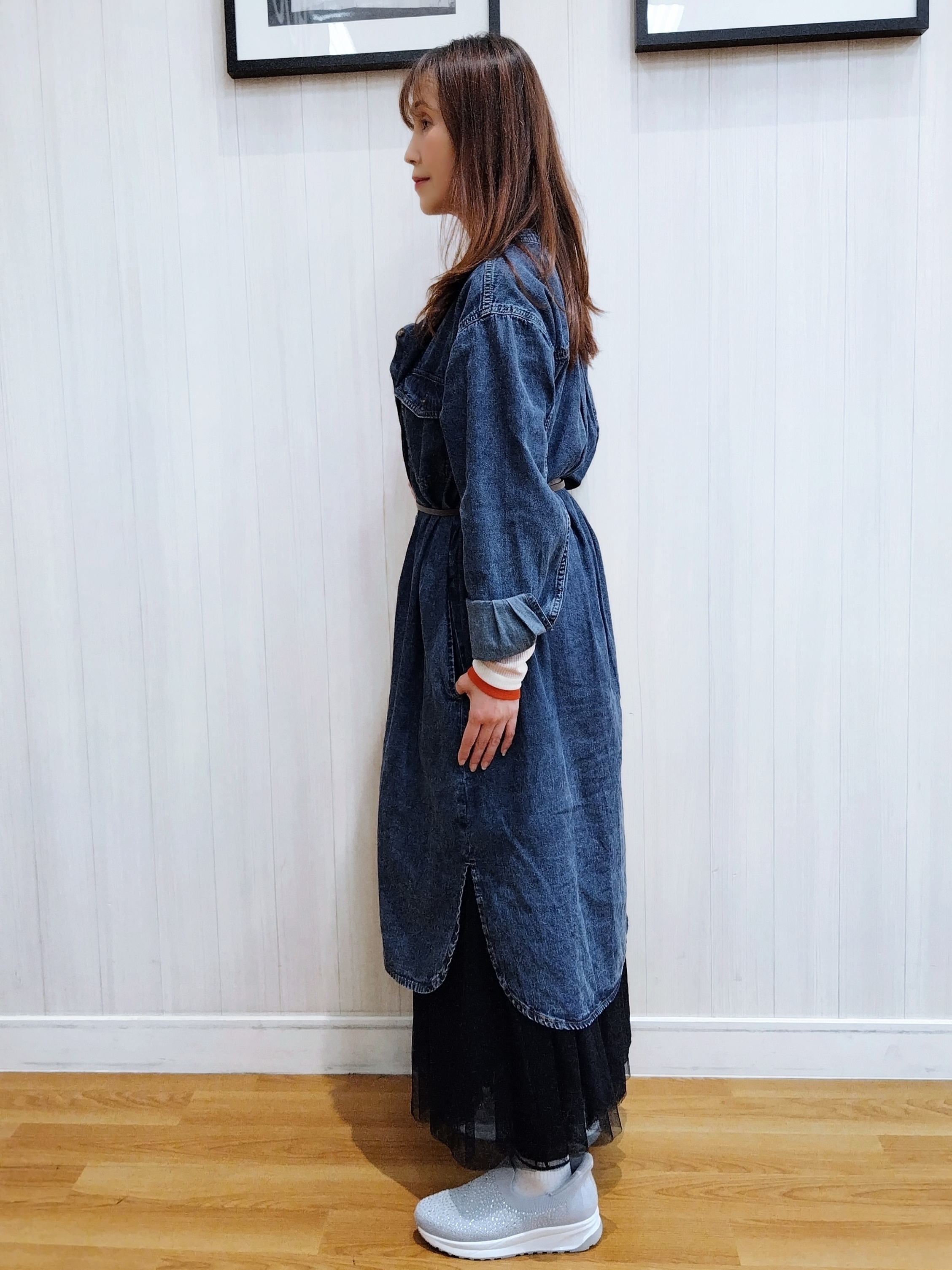 yseさんの「SHOO･LA･RUE｜【ライトオンスデニム/S-LL/体型カバー】首元すっきり ワンピにもなるロングデニムシャツ」を使ったコーディネート