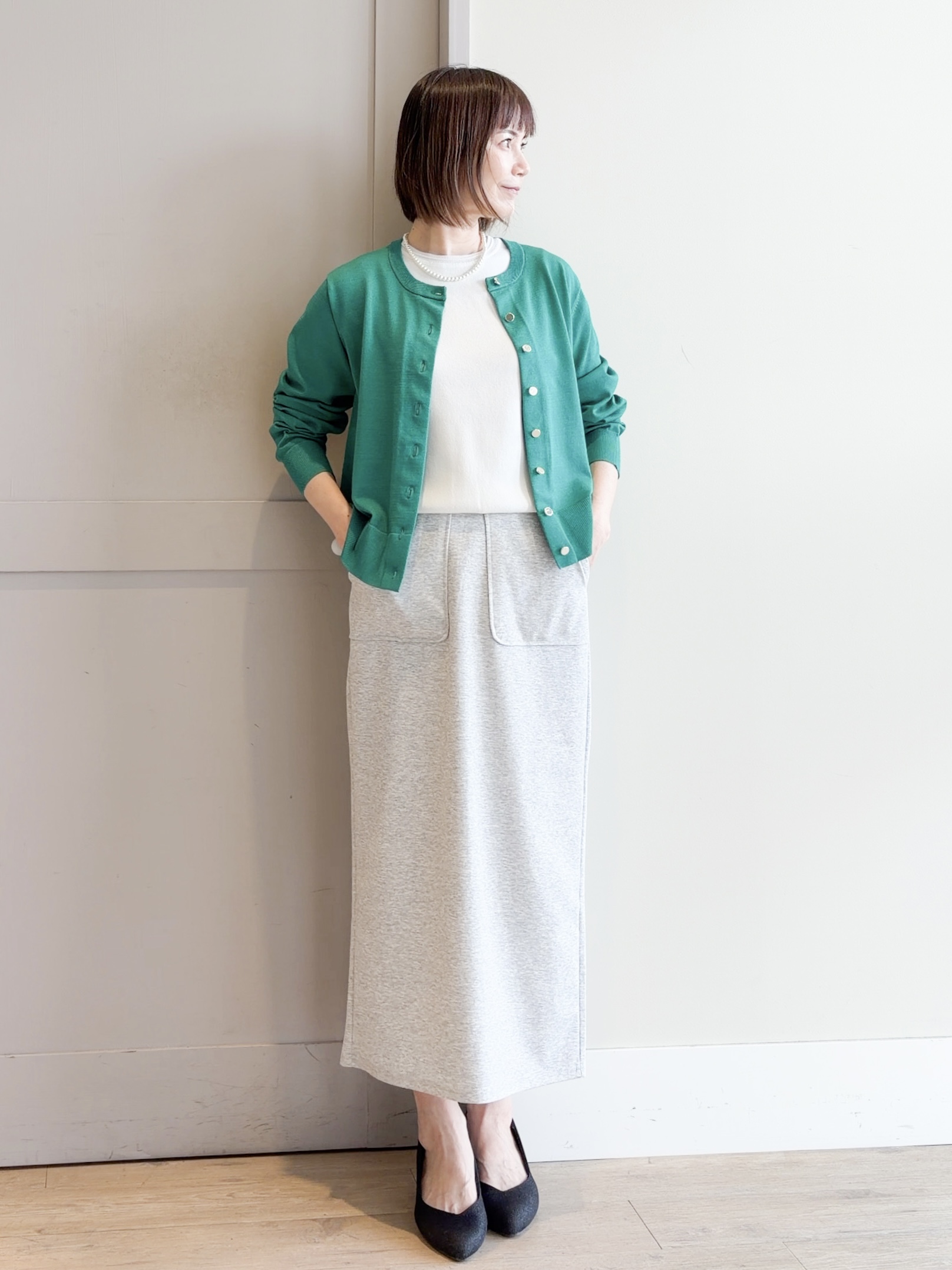 yamakoさんの「grove｜【UVカット/洗濯機で洗える】メタルボタンクルーネックカーディガン」を使ったコーディネート