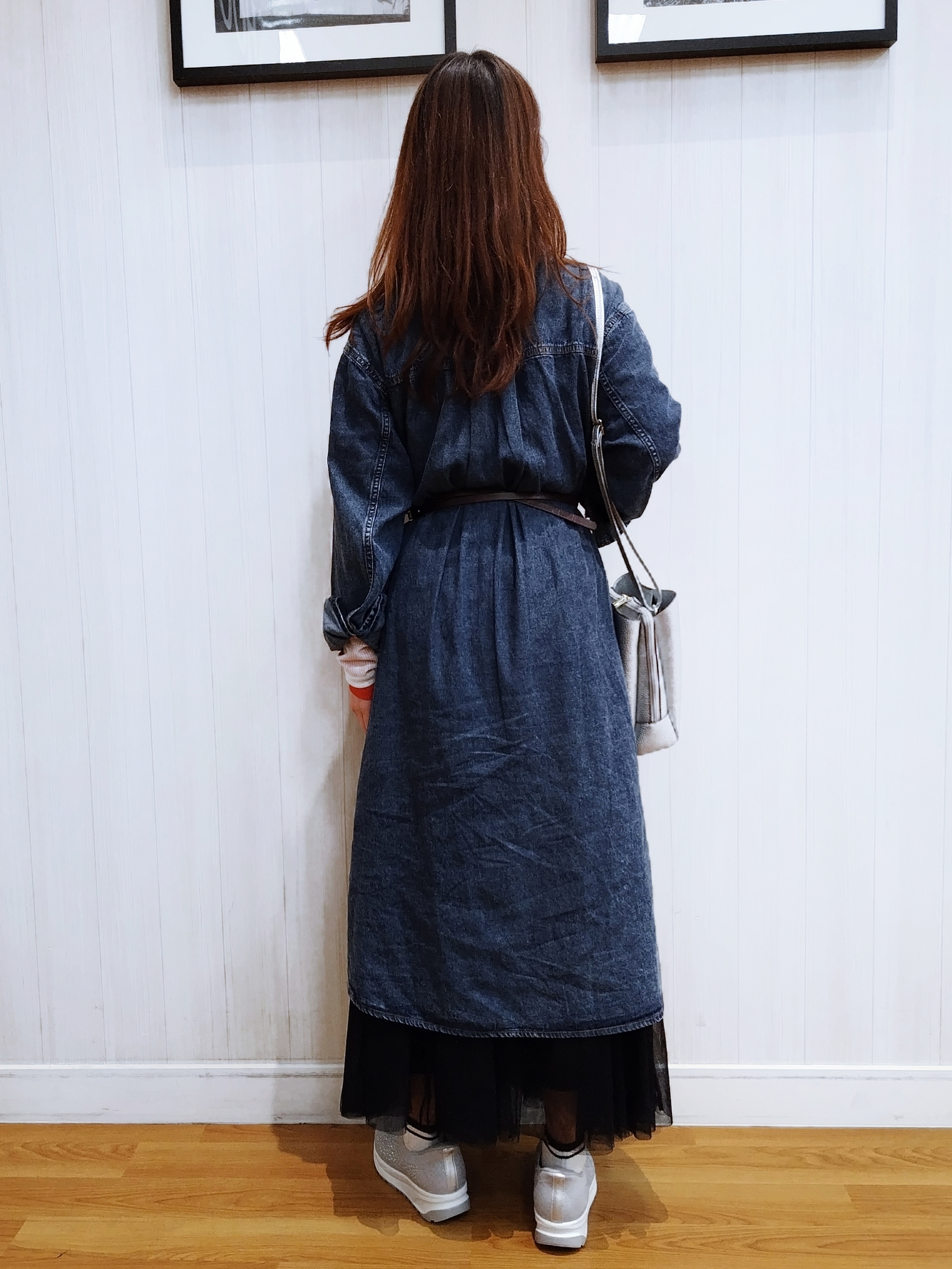 yseさんの「SHOO･LA･RUE｜【ライトオンスデニム/S-LL/体型カバー】首元すっきり ワンピにもなるロングデニムシャツ」を使ったコーディネート