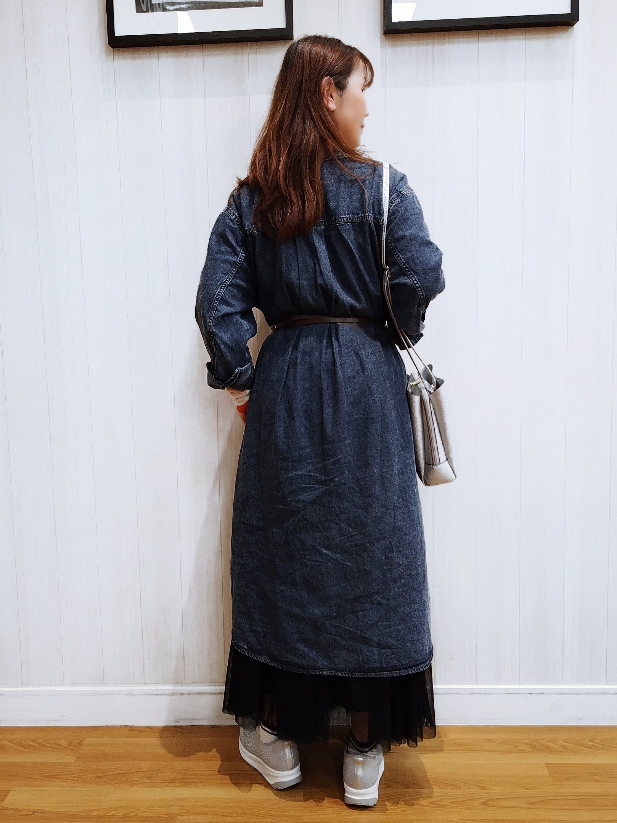 yseさんの「SHOO･LA･RUE｜【ライトオンスデニム/S-LL/体型カバー】首元すっきり ワンピにもなるロングデニムシャツ」を使ったコーディネート