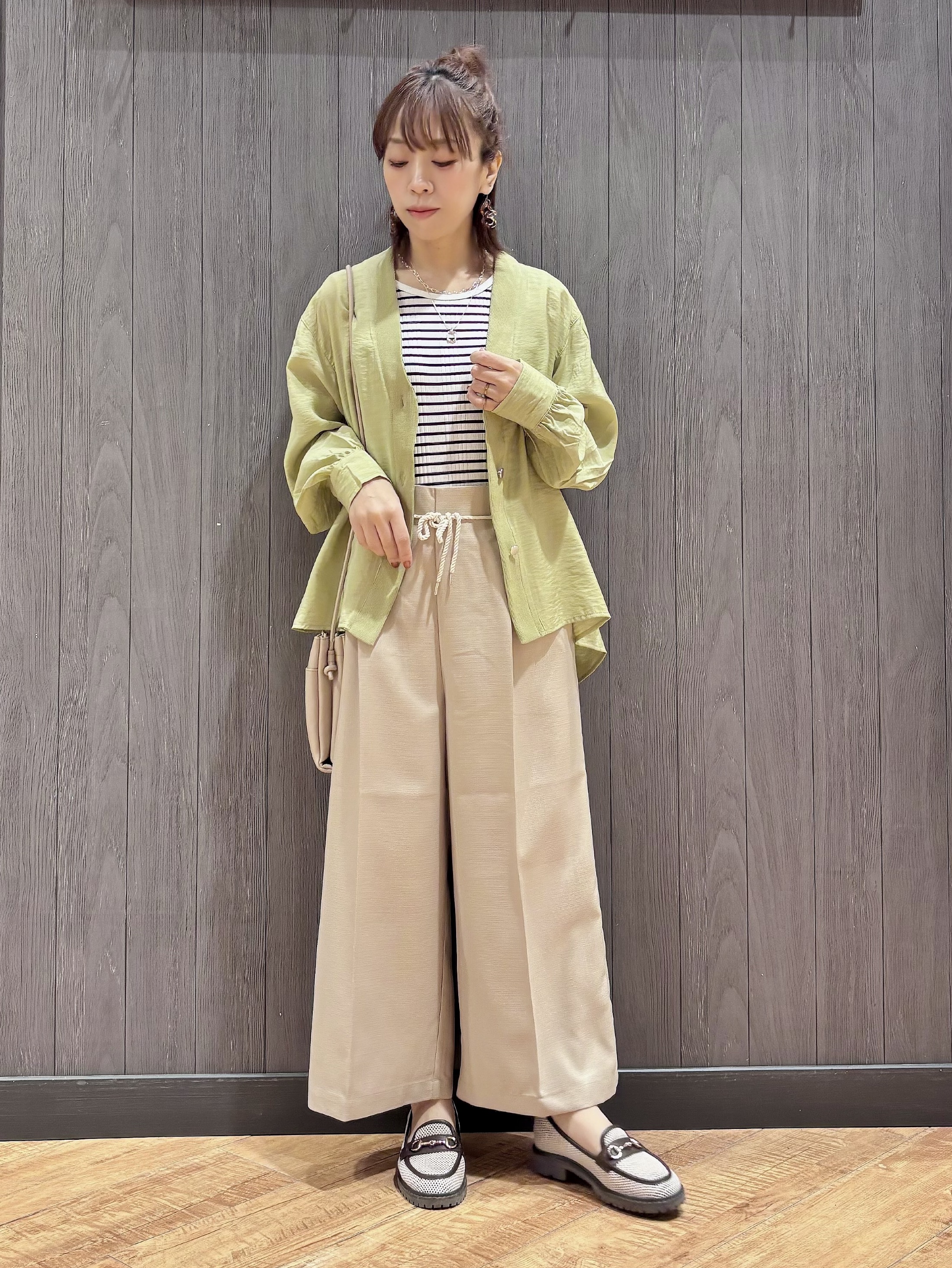 meiさんの「SHOO･LA･RUE｜【S-LL/体型カバー/Aライン】身体のラインを拾いにくい シアーシャツカーディガン」を使ったコーディネート