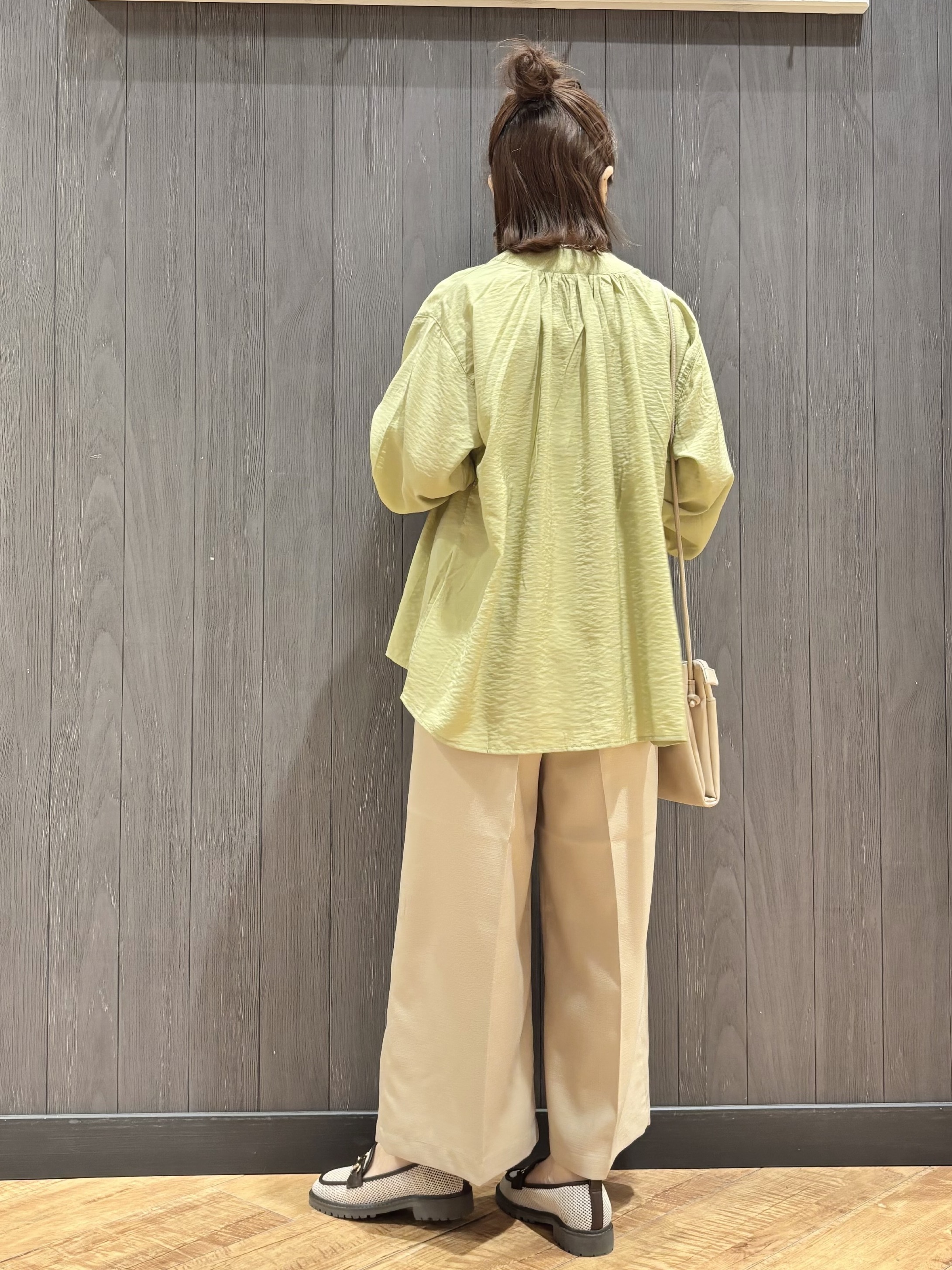 meiさんの「SHOO･LA･RUE｜【S-LL/体型カバー/Aライン】身体のラインを拾いにくい シアーシャツカーディガン」を使ったコーディネート