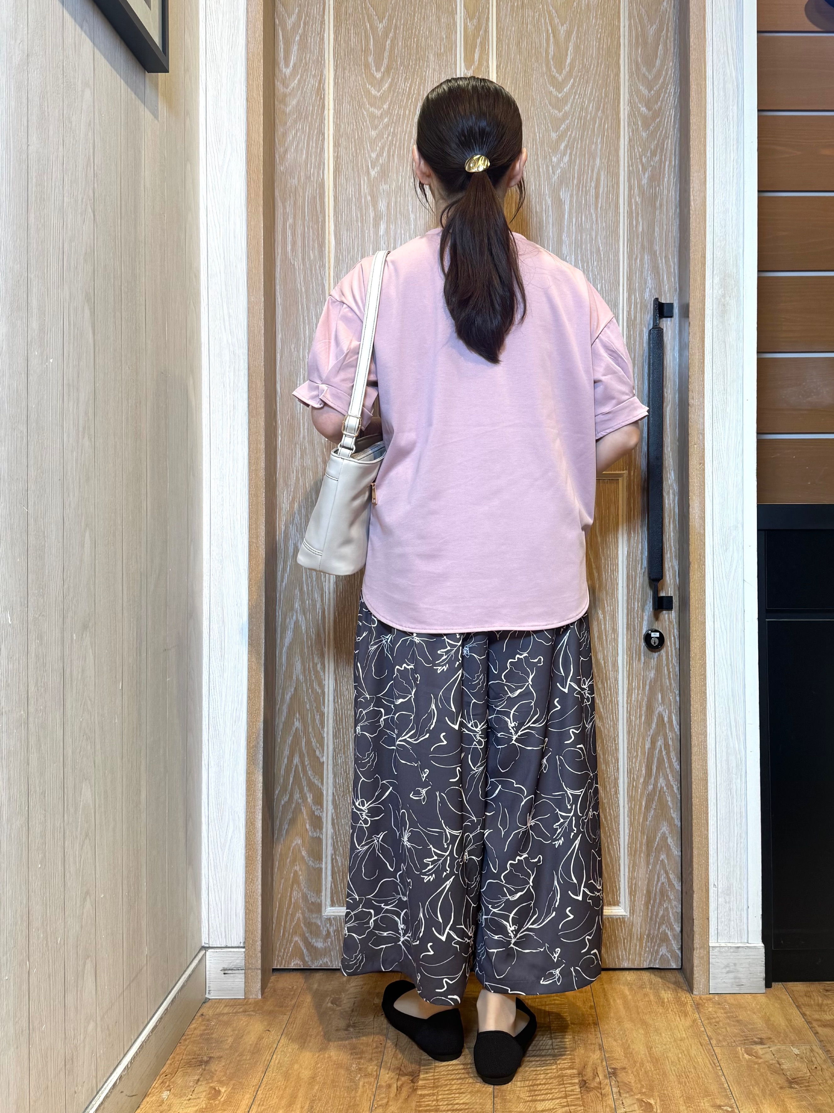 KAORIさんの「SHOO･LA･RUE｜【ひんやり/UV/S-LL】お袖ふんわり二の腕カバー ぷっくりラメプリントTシャツ」を使ったコーディネート