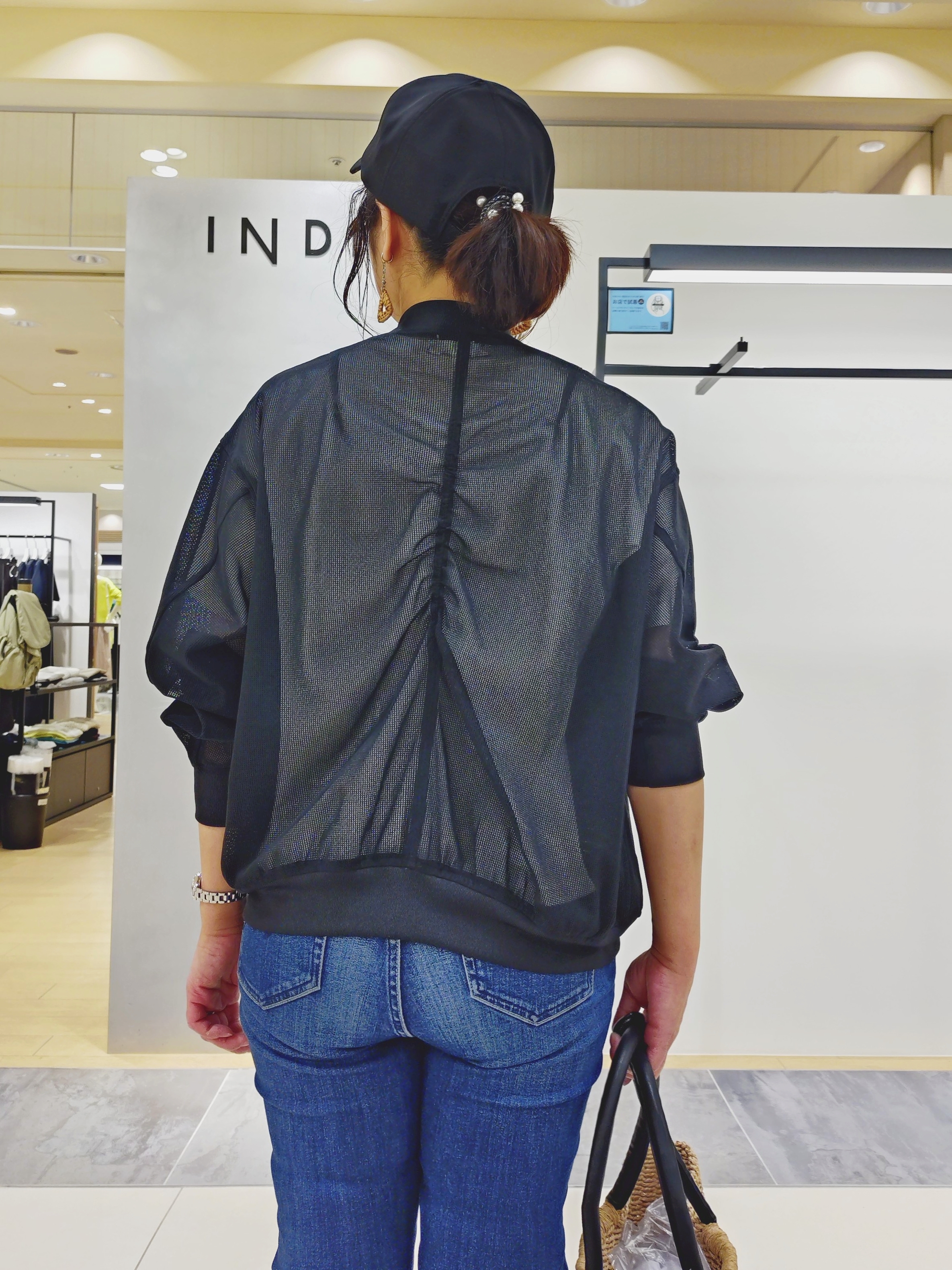 TOMOMIさんの「INDIVI｜【通年活躍！褒められデニム】スキニー デニムパンツ」を使ったコーディネート