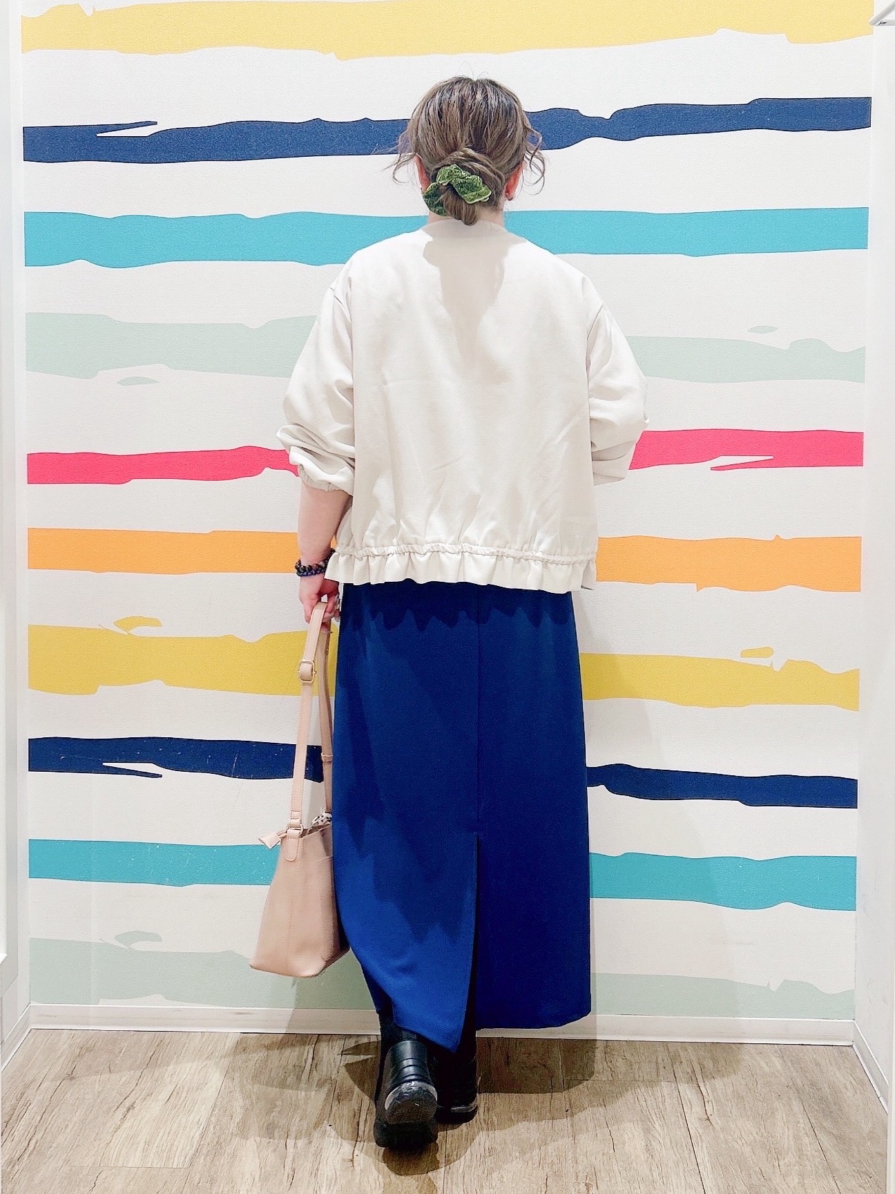 Peeさんの「SHOO･LA･RUE｜【洗濯機可/S-LL】腰まわりを自然にカバーする ラップ風ナロースカート」を使ったコーディネート