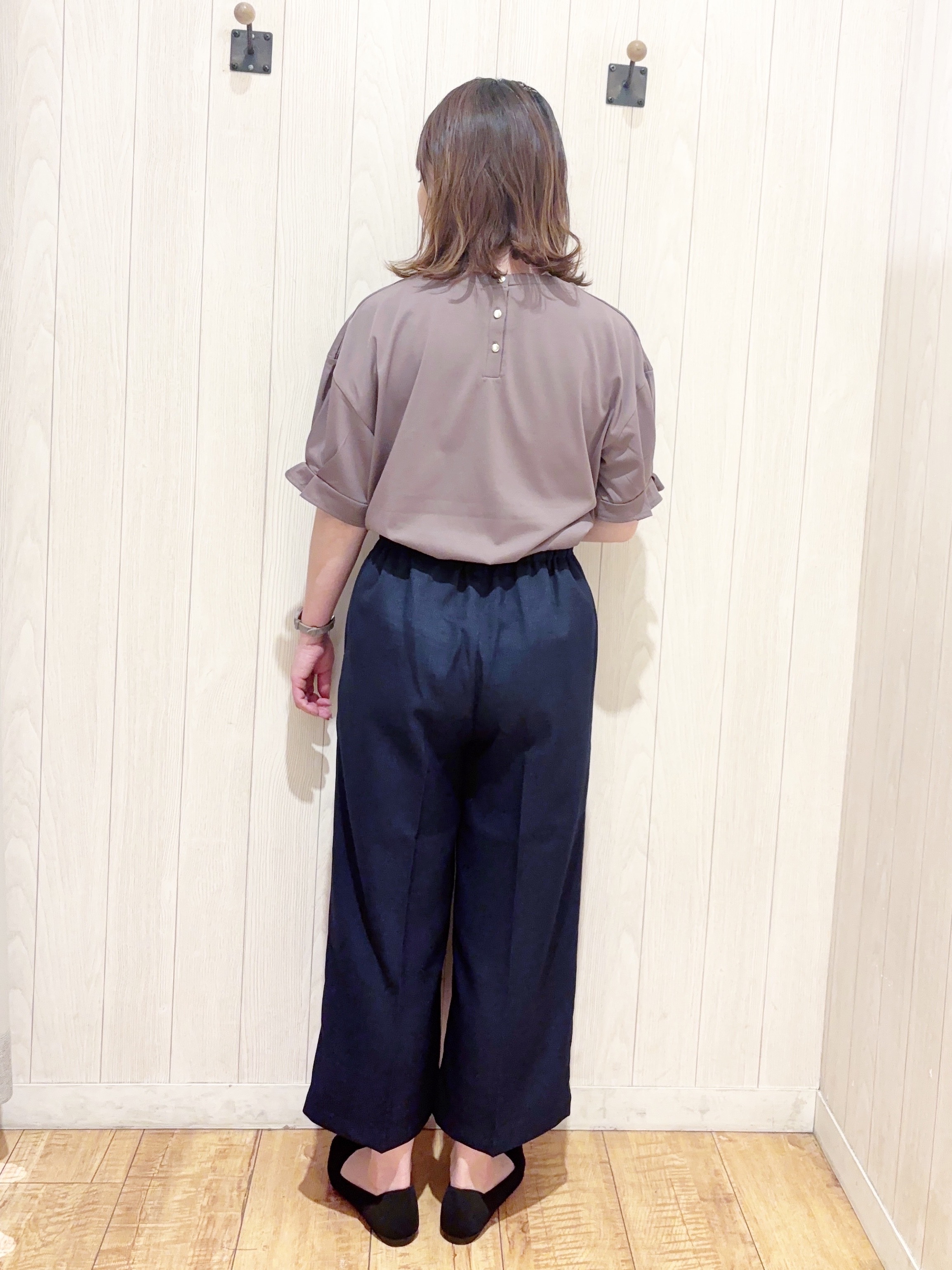 あいこさんの「SHOO･LA･RUE｜【ひんやり/UV/S-LL】お袖ふんわり二の腕カバー ぷっくりラメプリントTシャツ」を使ったコーディネート