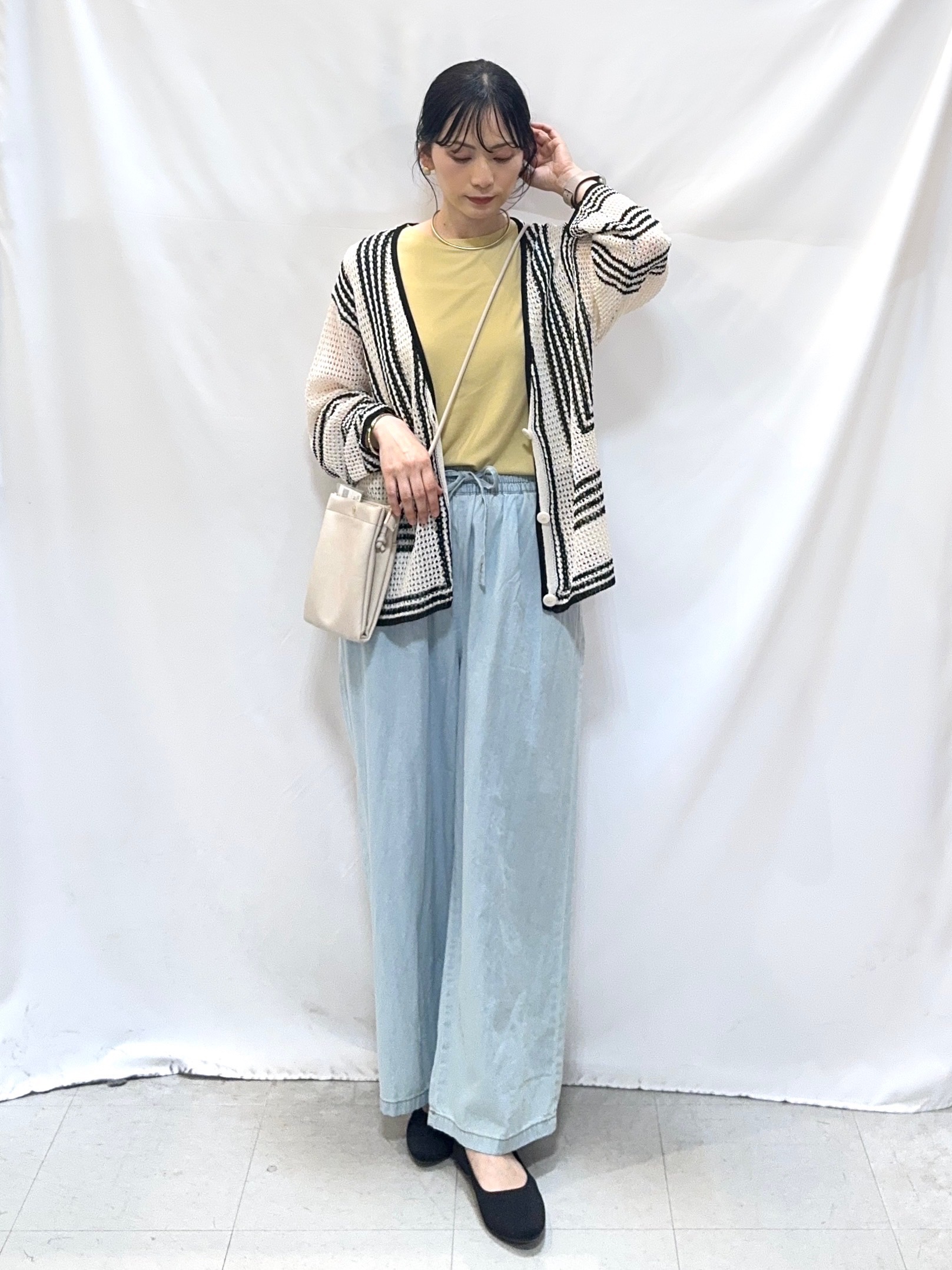𝐇𝐢𝐫𝐨𝐦𝐢さんの「SHOO･LA･RUE｜大人カジュアルなコーデに 配色クロシェ編み風カーディガン」を使ったコーディネート