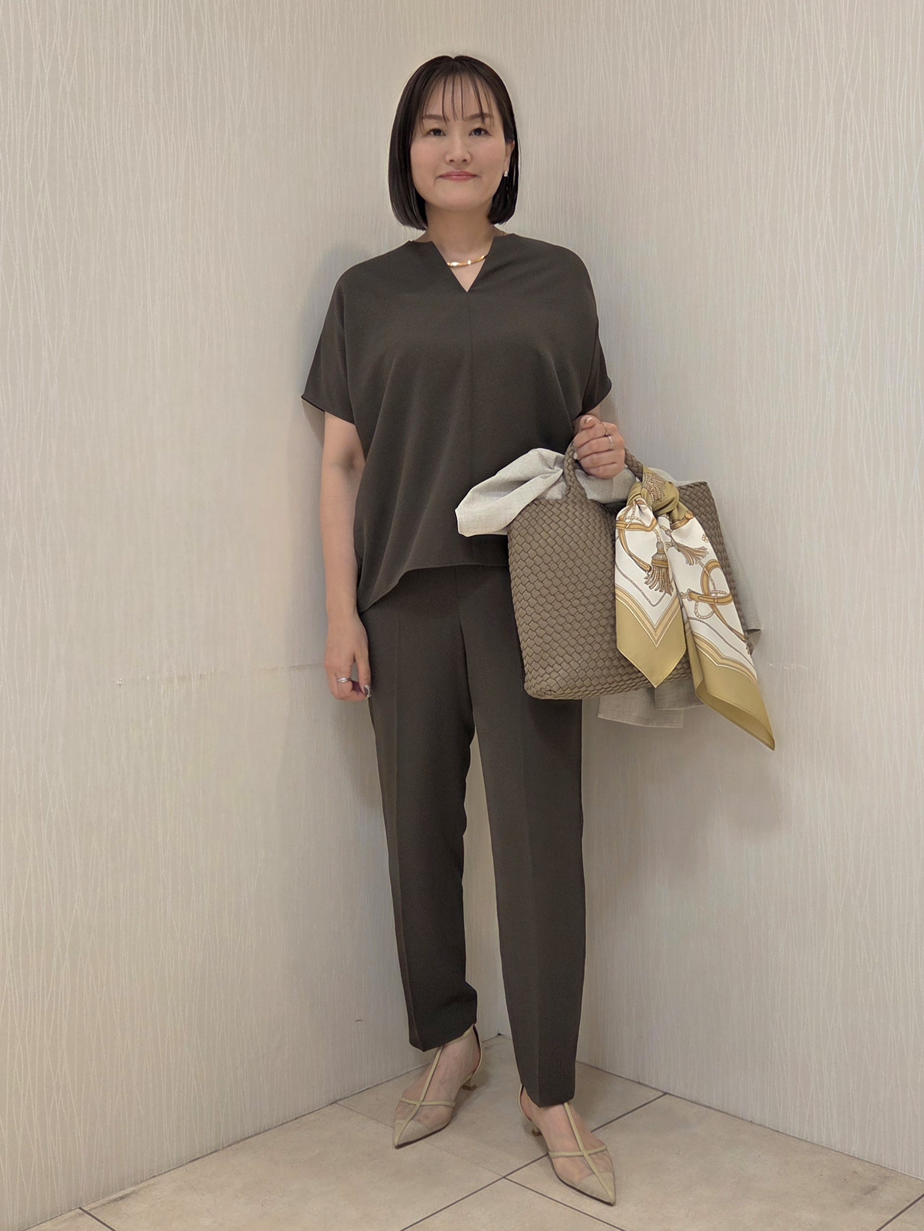 naokoさんの「UNTITLED｜【UV/接触冷感/セットアップ可】リラクシーキーVネックブラウス」を使ったコーディネート