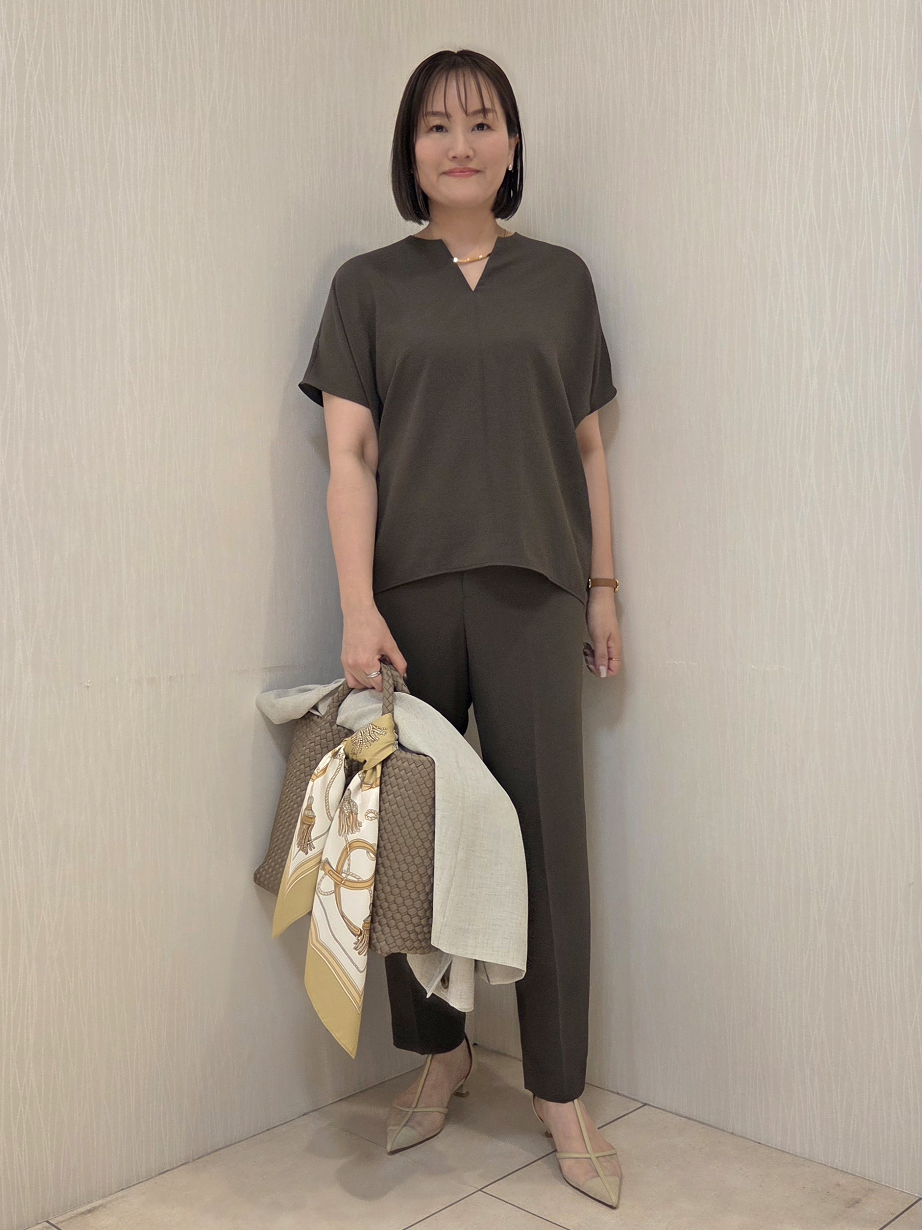 naokoさんの「UNTITLED｜【UV/接触冷感/セットアップ可】リラクシーキーVネックブラウス」を使ったコーディネート