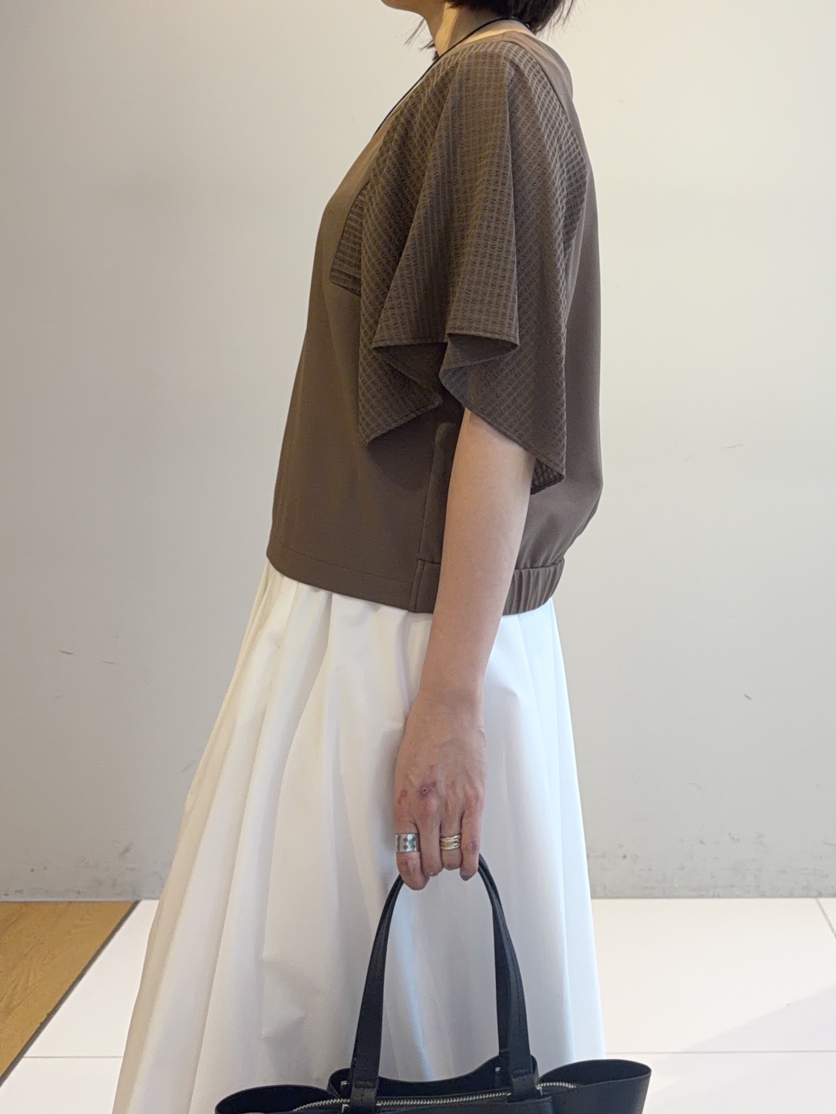 murayamaさんの「INDIVI｜【洗える／シアーチェック柄】異素材コンビスリーブトップス」を使ったコーディネート