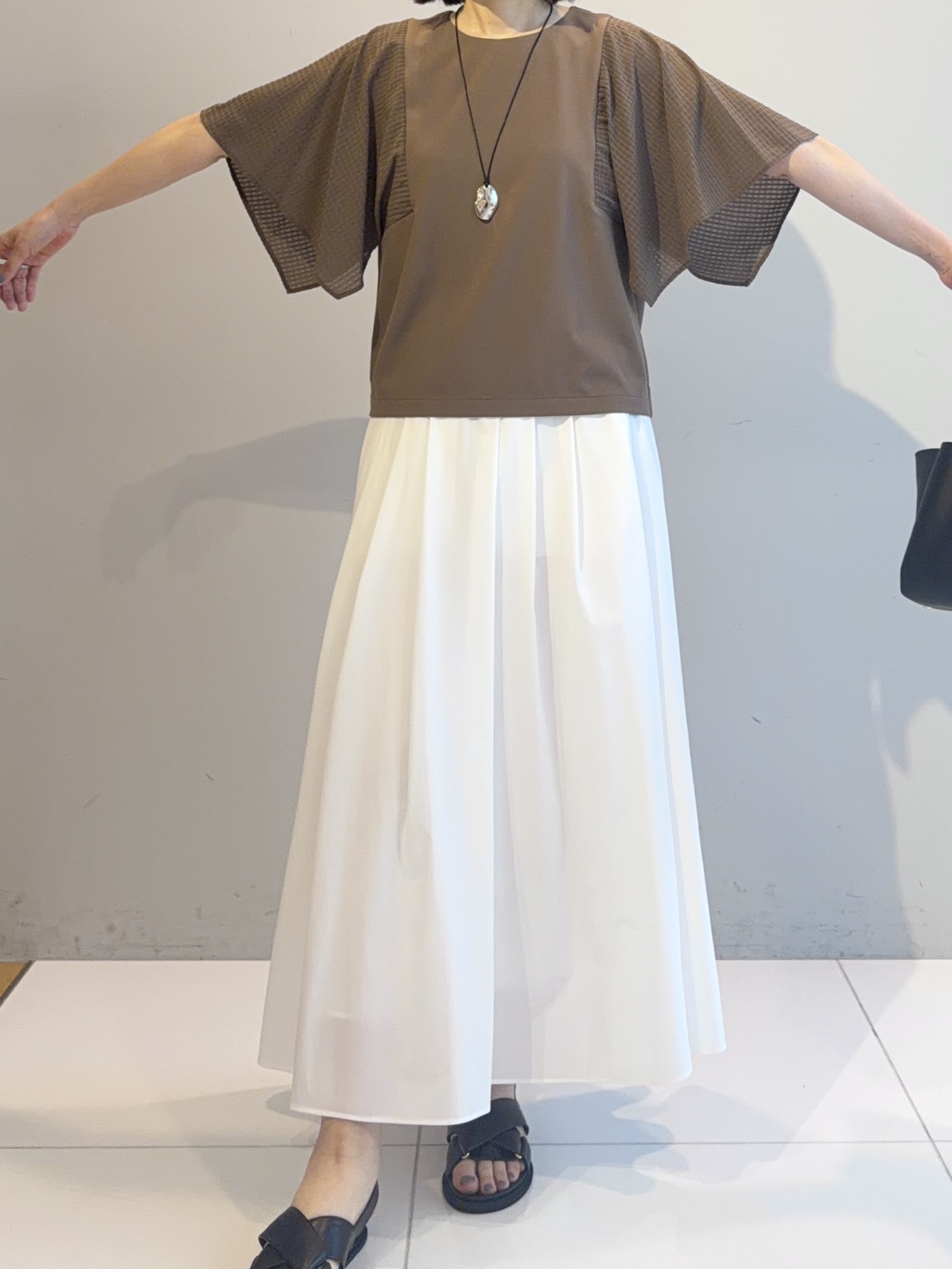 murayamaさんの「INDIVI｜【洗える／シアーチェック柄】異素材コンビスリーブトップス」を使ったコーディネート