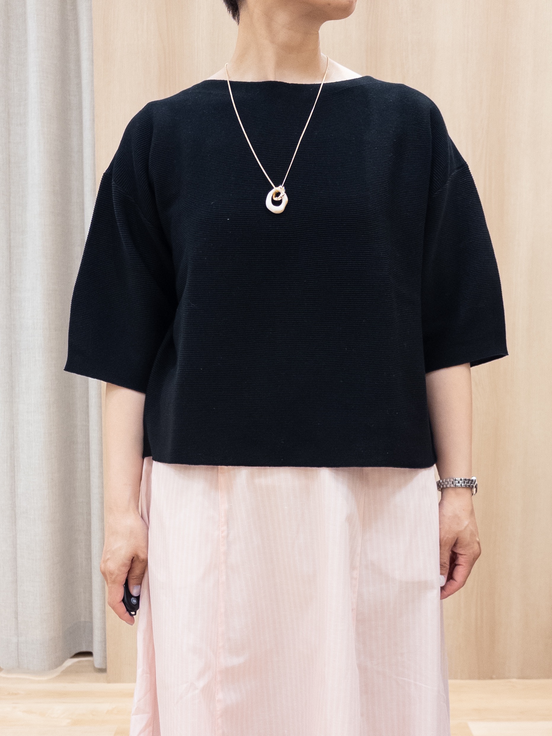 シュウコさんの「grove｜【洗濯機OK】レイヤードにもおすすめ、軽やかクロップドニット」を使ったコーディネート