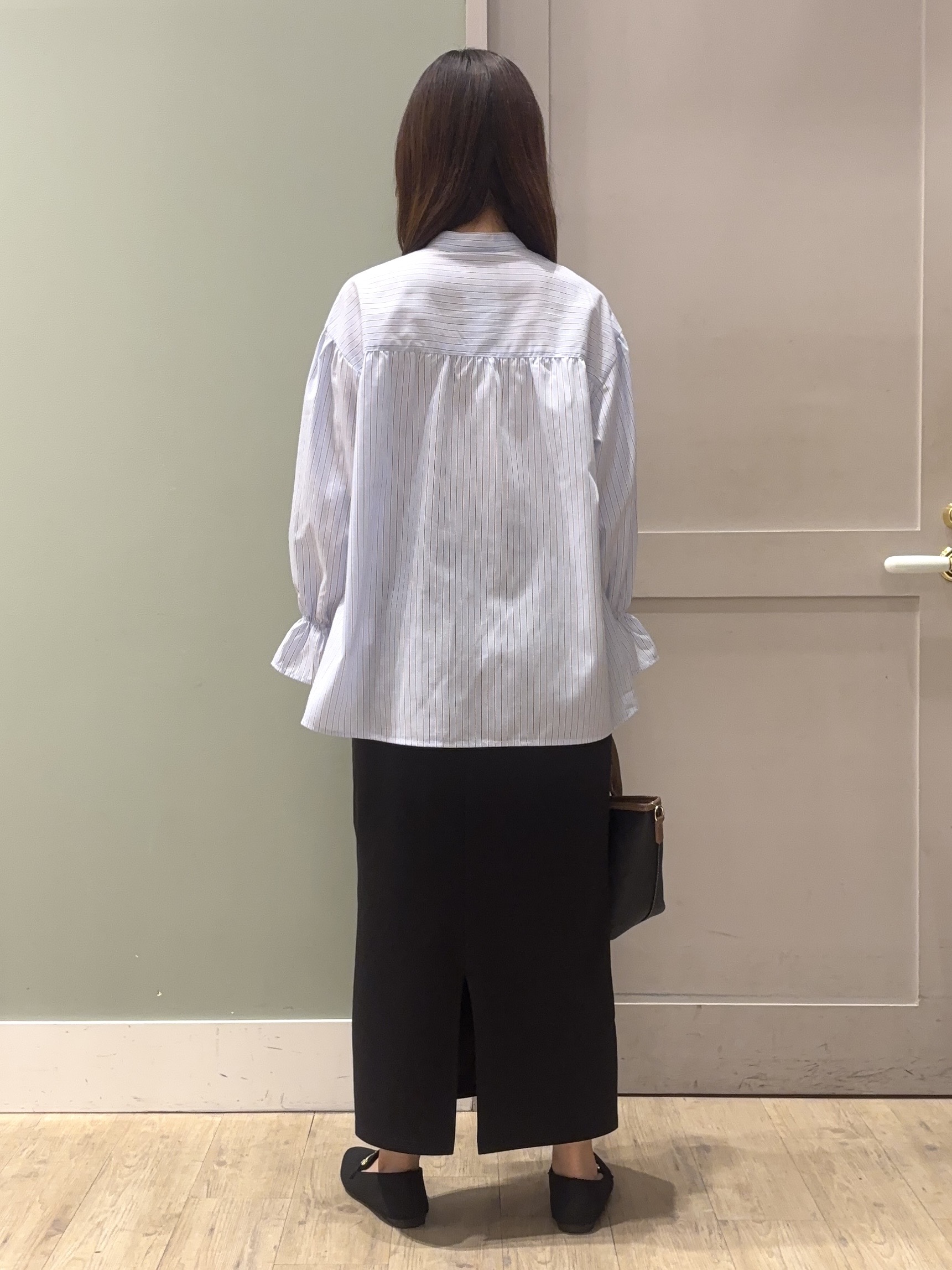 しばみさんの「grove｜【イージーケア】麻混スタンドギャザーシャツ」を使ったコーディネート