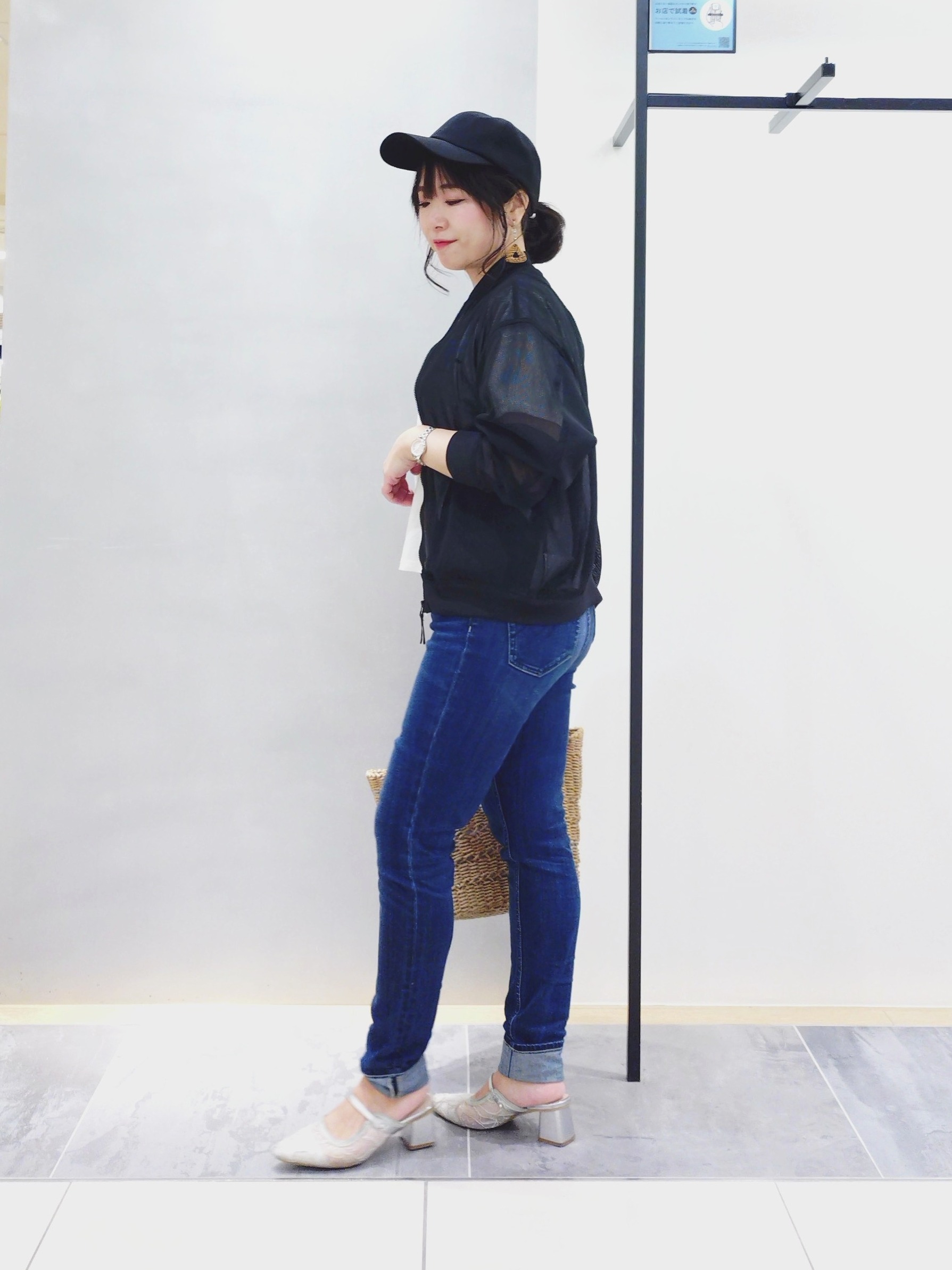 TOMOMIさんの「INDIVI｜【通年活躍！褒められデニム】スキニー デニムパンツ」を使ったコーディネート