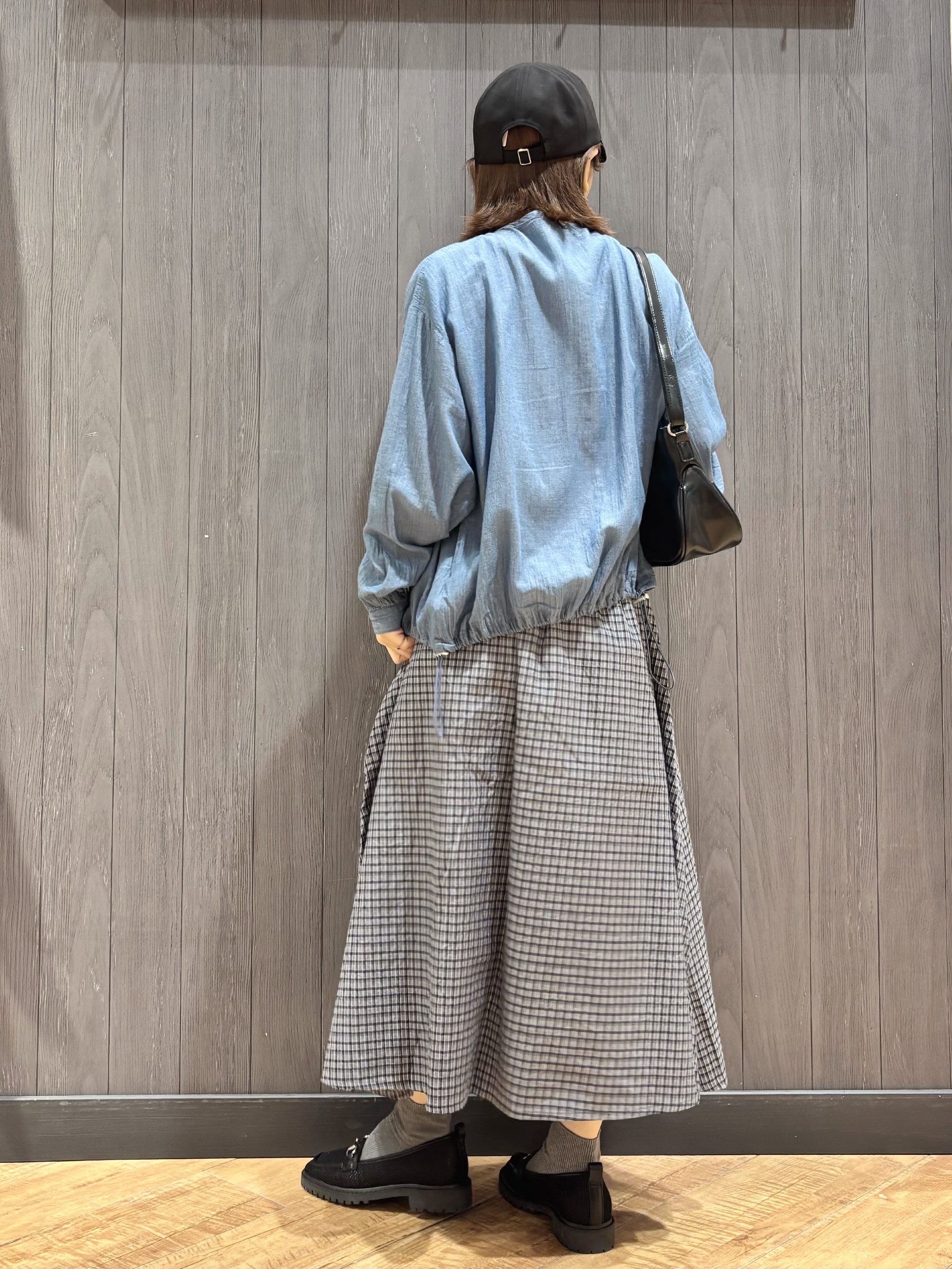 meiさんの「SHOO･LA･RUE｜【UVカット/接触冷感】上品に涼し気 とろみタックノースリーブトップス」を使ったコーディネート