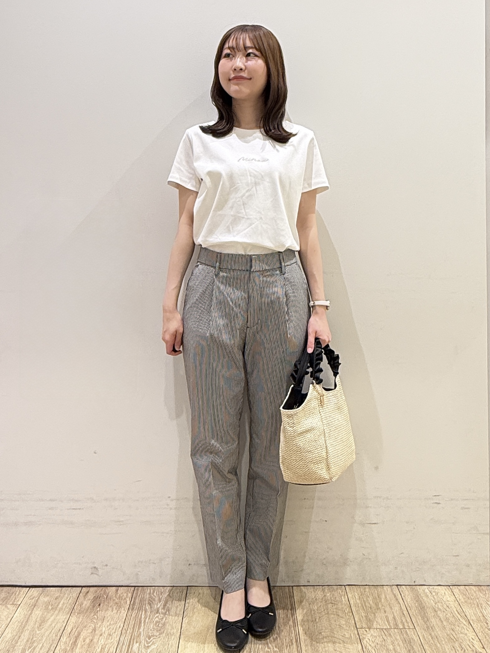 MOMOさんの「index｜【UVケア／接触冷感】フロントロゴ刺繍Tシャツ《洗濯機OK／S-3L／7col》」を使ったコーディネート