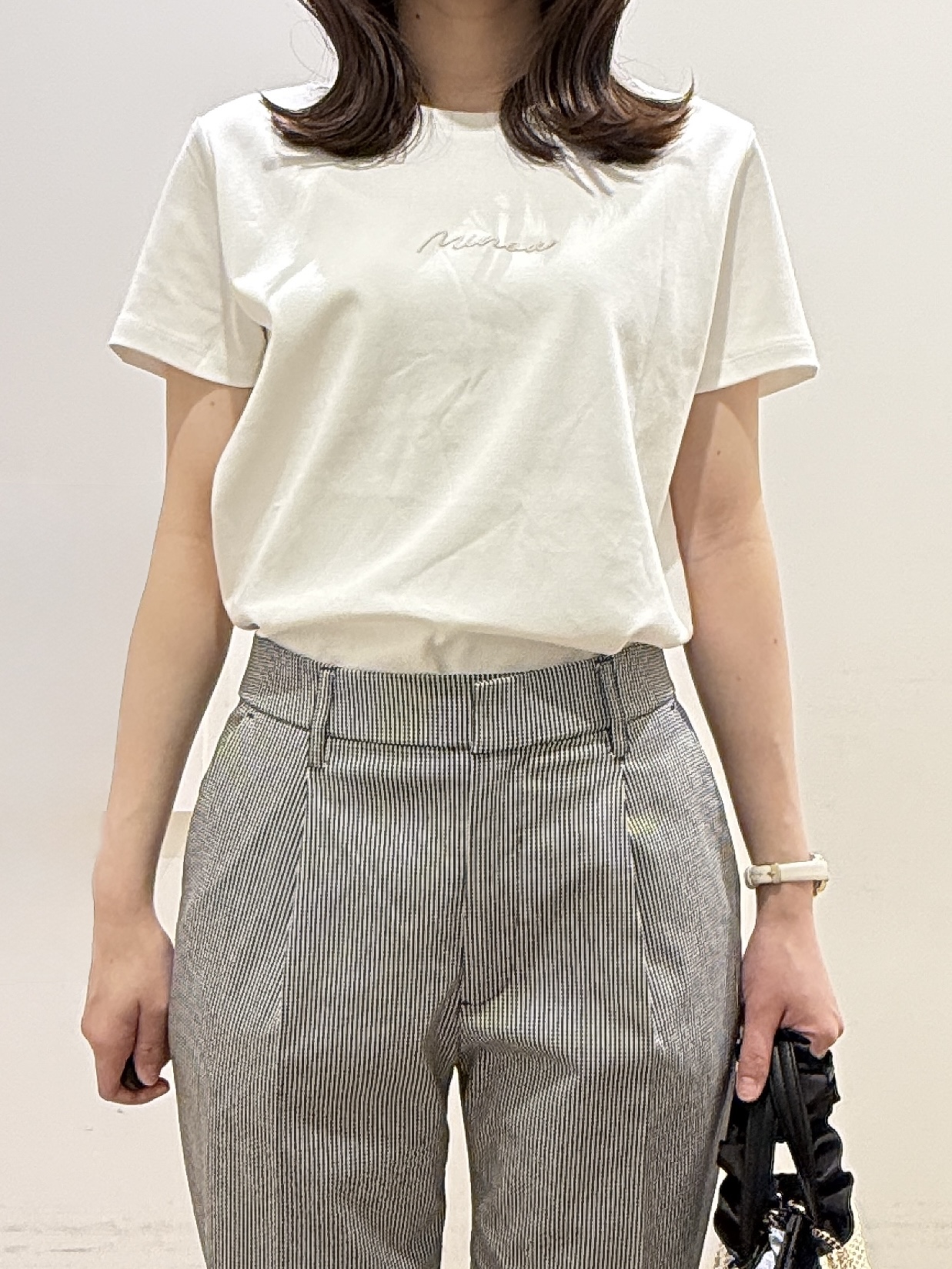 MOMOさんの「index｜【UVケア／接触冷感】フロントロゴ刺繍Tシャツ《洗濯機OK／S-3L／7col》」を使ったコーディネート