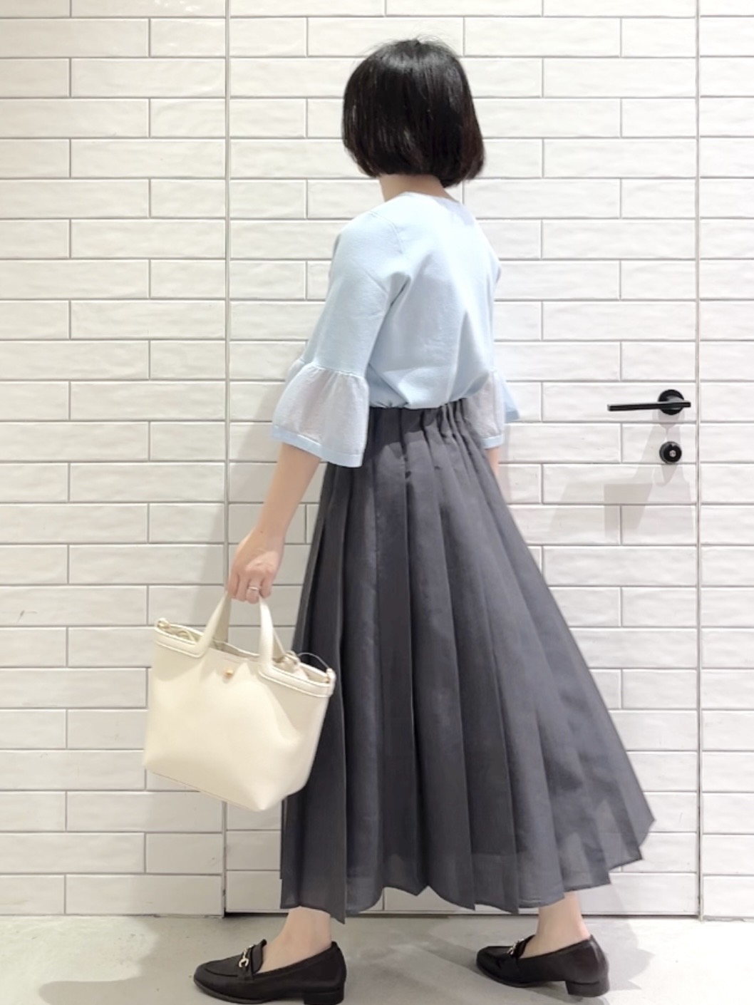 しおりさんの「OPAQUE.CLIP｜シアーフレアスリーブニット【洗濯機OK／抗ピル】」を使ったコーディネート