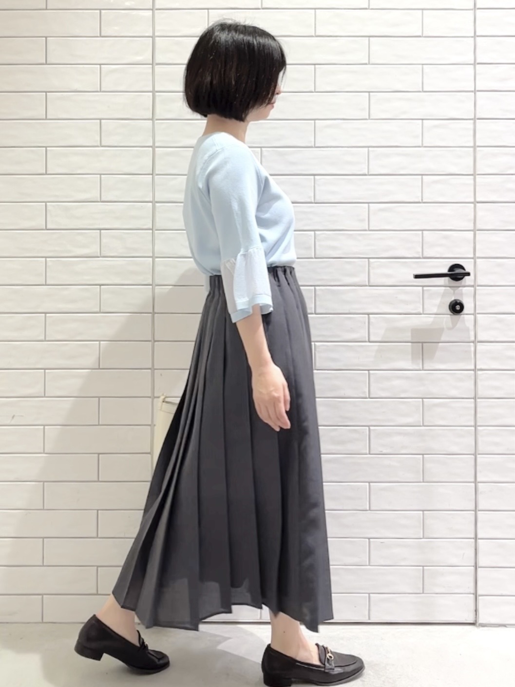 しおりさんの「OPAQUE.CLIP｜シアーフレアスリーブニット【洗濯機OK／抗ピル】」を使ったコーディネート