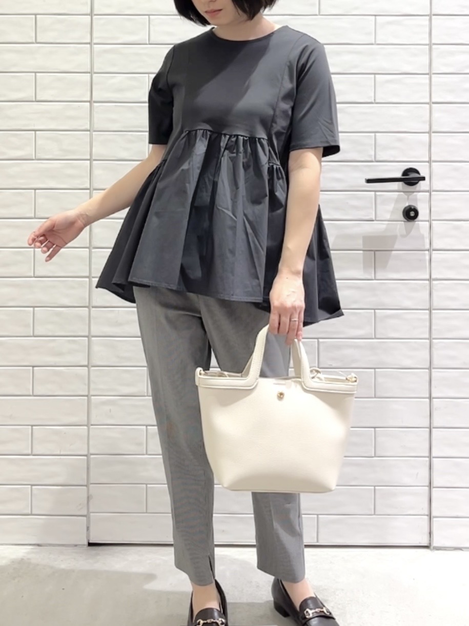 しおりさんの「OPAQUE.CLIP｜ペプラムドッキングカットソー【洗濯機OK】」を使ったコーディネート