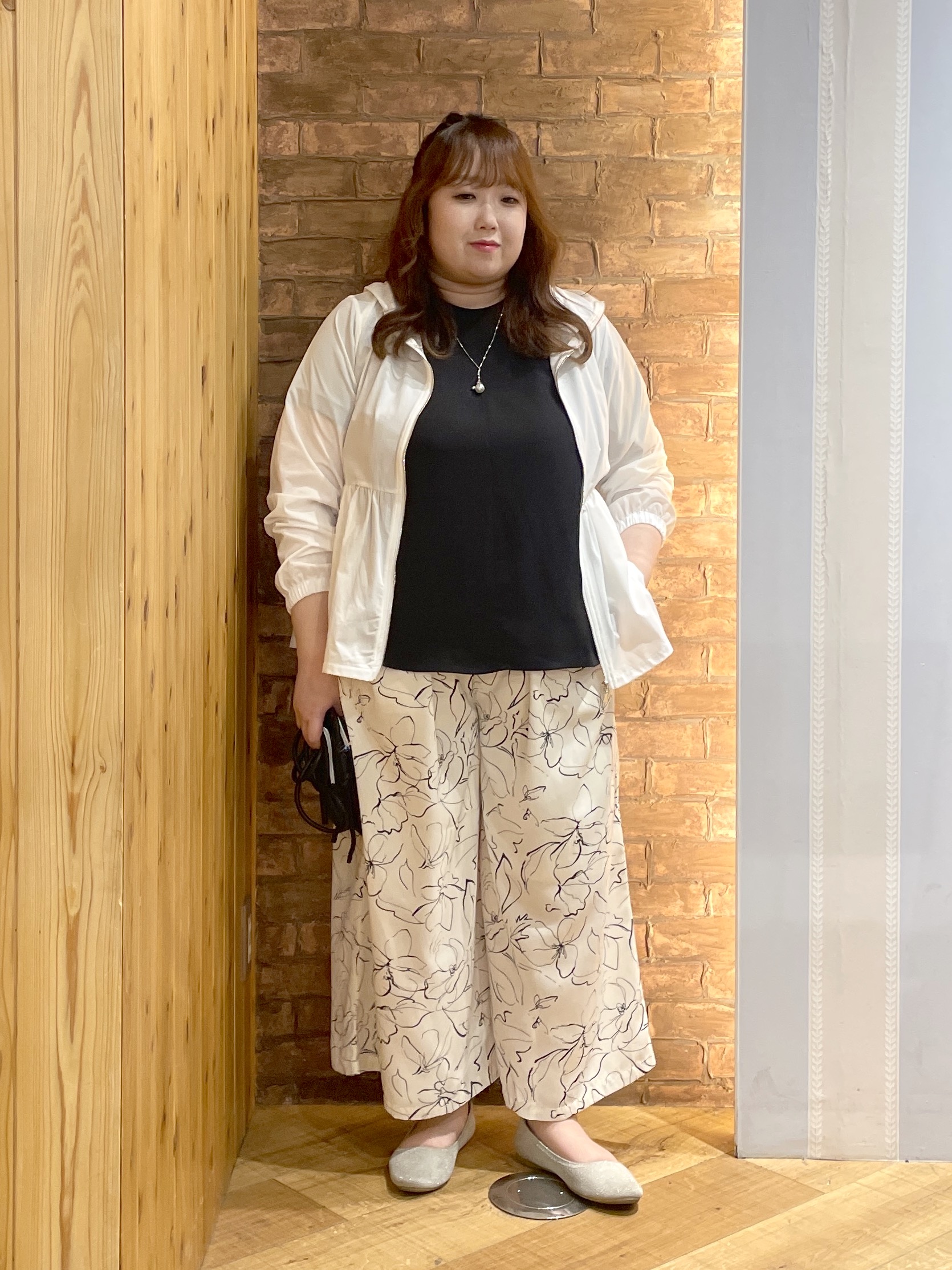 Risaさんの「SHOO･LA･RUE｜【S-LL/体型カバー】日焼け対策にも女性らしさを UVカットペプラムパーカ」を使ったコーディネート
