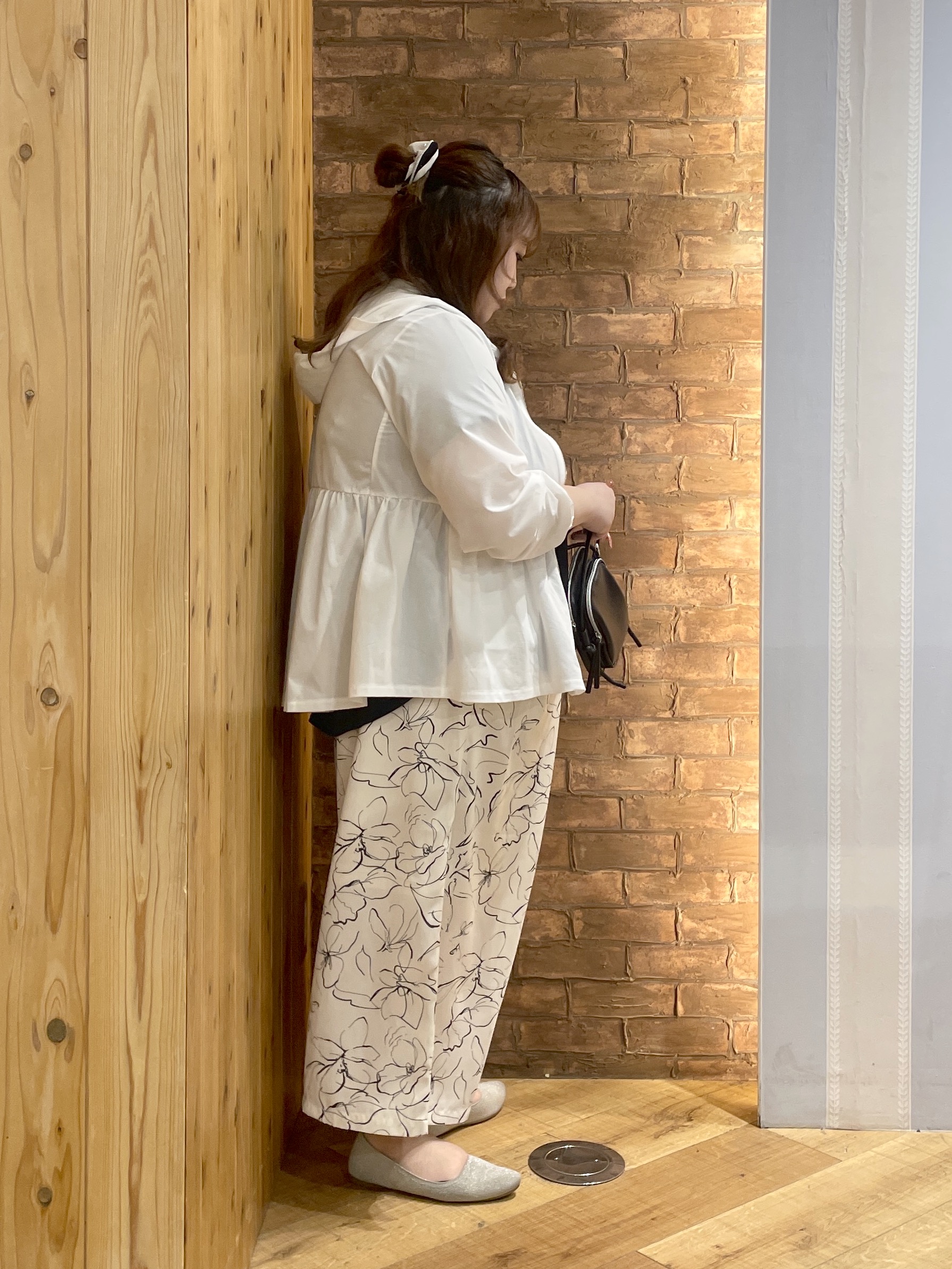 Risaさんの「SHOO･LA･RUE｜【S-LL/体型カバー】日焼け対策にも女性らしさを UVカットペプラムパーカ」を使ったコーディネート