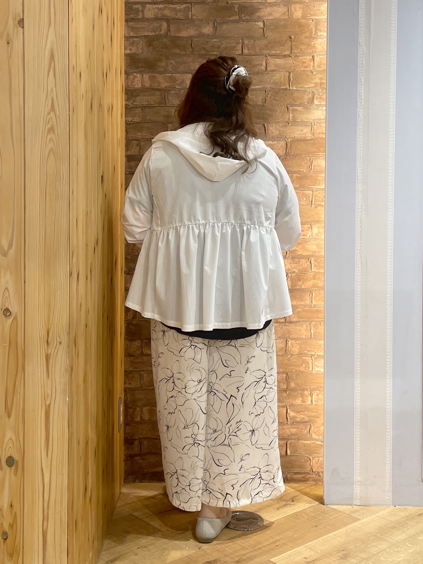 Risaさんの「SHOO･LA･RUE｜【S-LL/体型カバー】日焼け対策にも女性らしさを UVカットペプラムパーカ」を使ったコーディネート