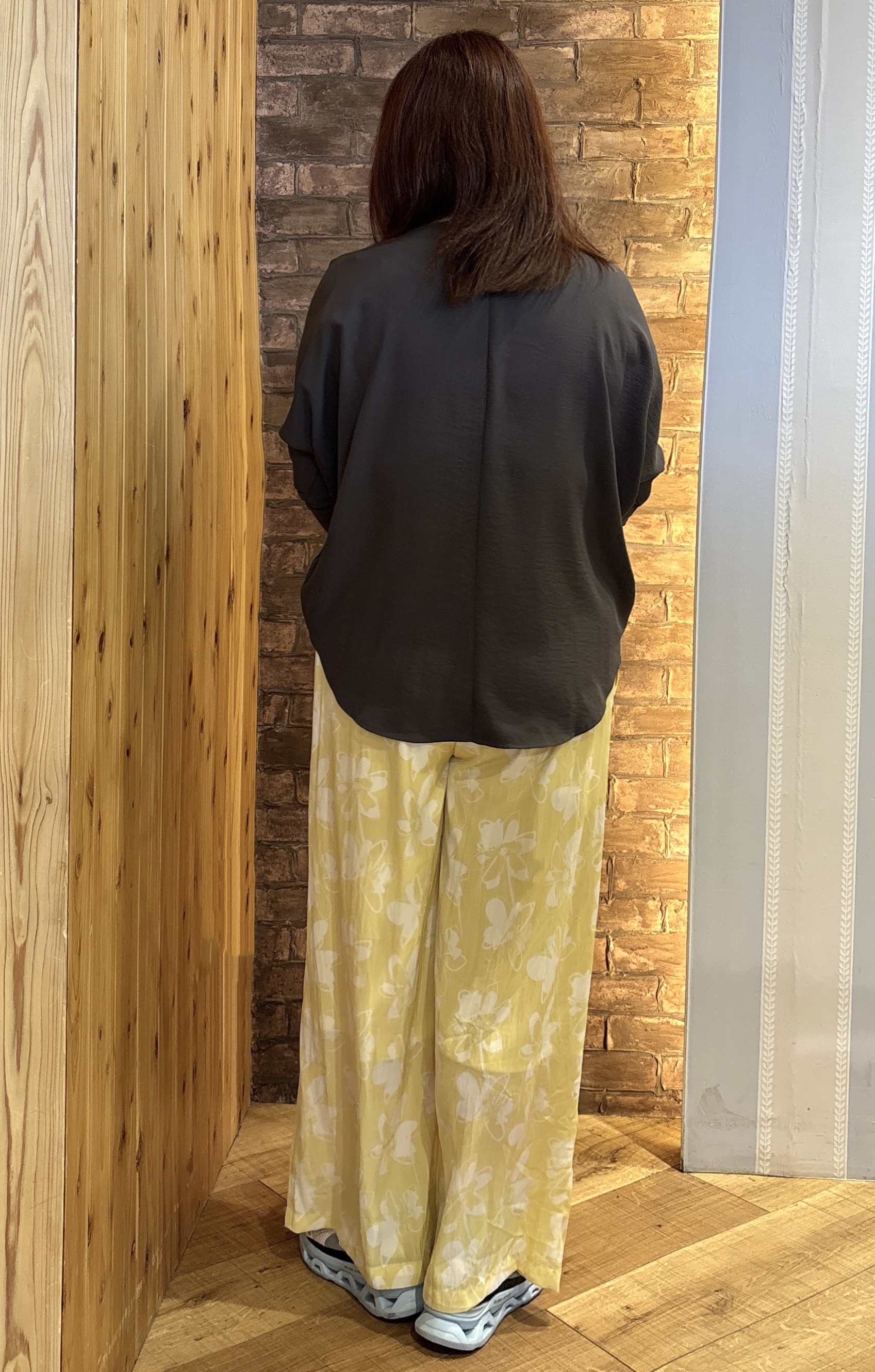 ゆかぴさんの「SHOO･LA･RUE｜【柄が選べる/洗濯機可/S-LL】脚のラインを拾いにくい さらさらサテンイージーワイドパンツ」を使ったコーディネート