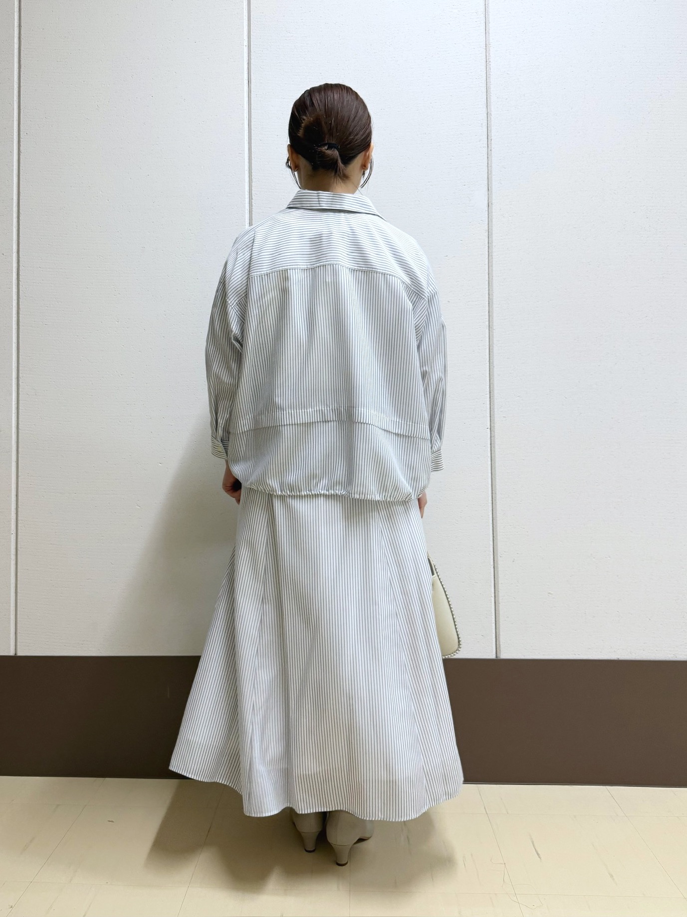 Rikoさんの「INDIVI｜【接触冷感／洗える／2WAY】ドロスト付 シアーシャンブレーシャツ」を使ったコーディネート