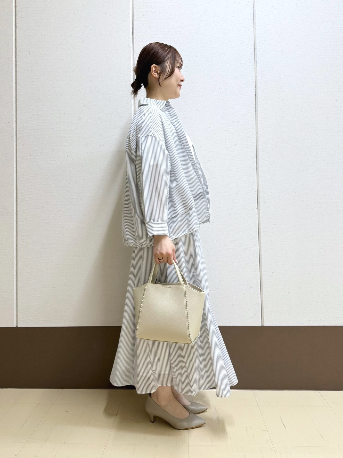 Rikoさんの「INDIVI｜【接触冷感／洗える／2WAY】ドロスト付 シアーシャンブレーシャツ」を使ったコーディネート