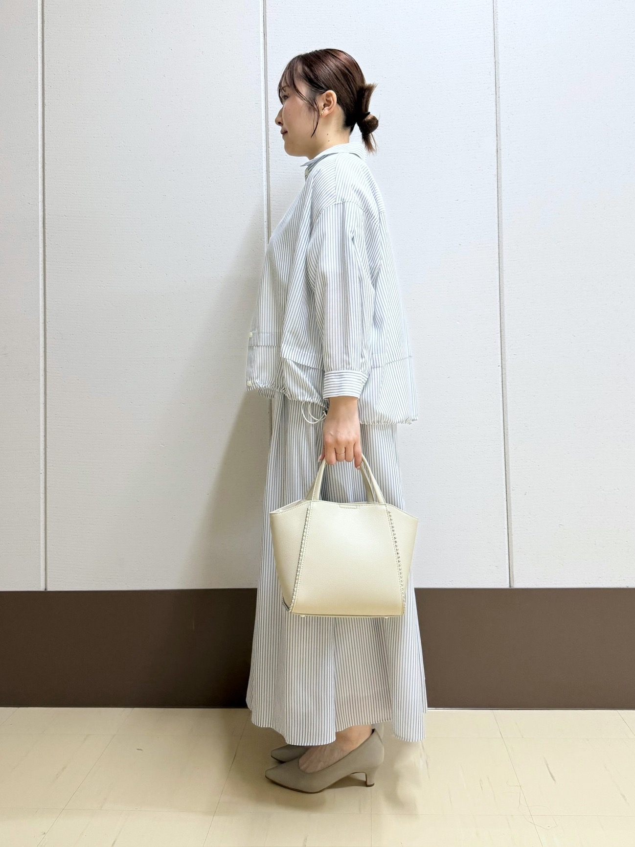 Rikoさんの「INDIVI｜【接触冷感／洗える／2WAY】ドロスト付 シアーシャンブレーシャツ」を使ったコーディネート