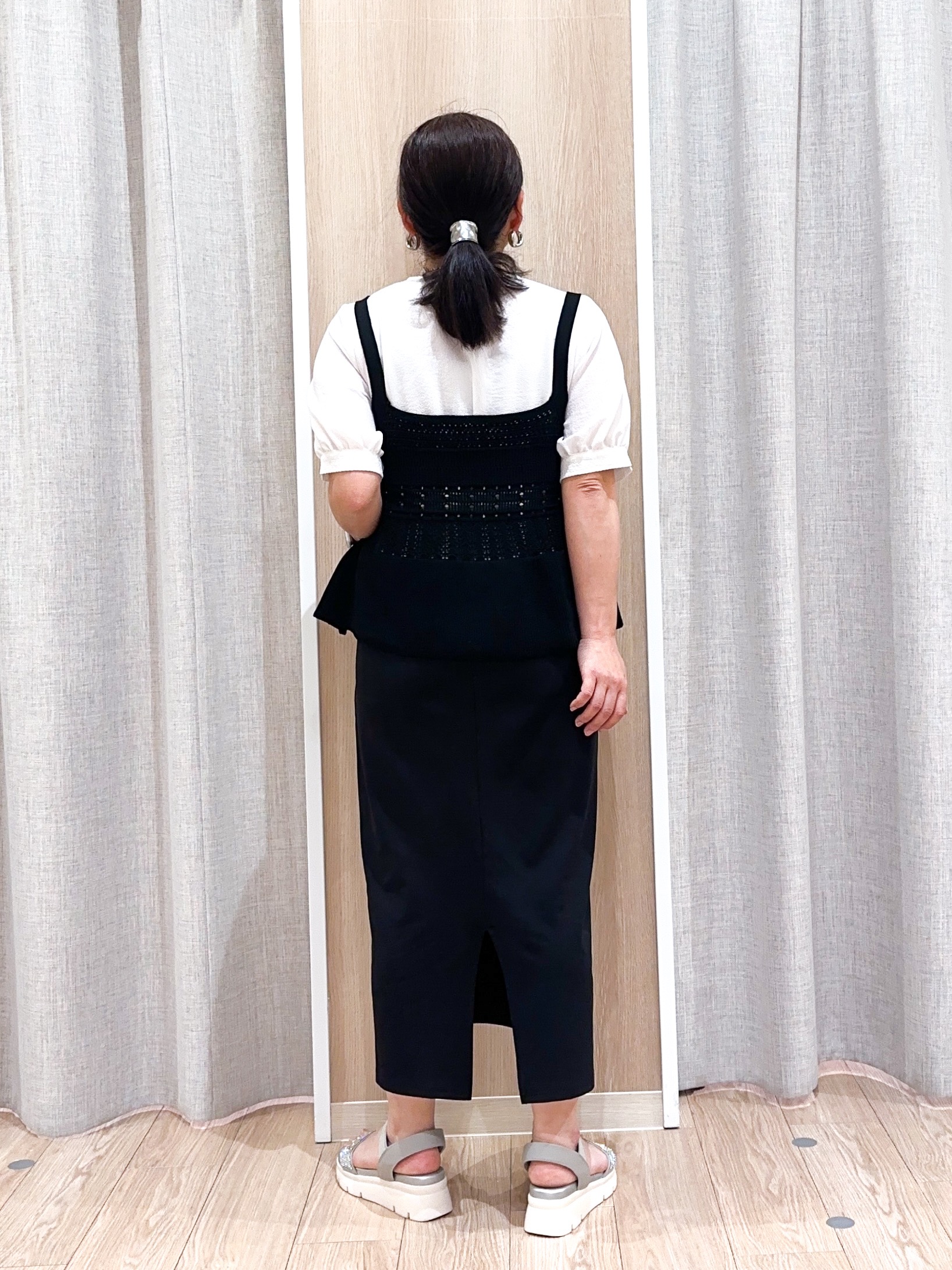 naoさんの「grove｜【2点SET】着るだけで完成、透かし編みニットビスチェ&times;ブラウス」を使ったコーディネート