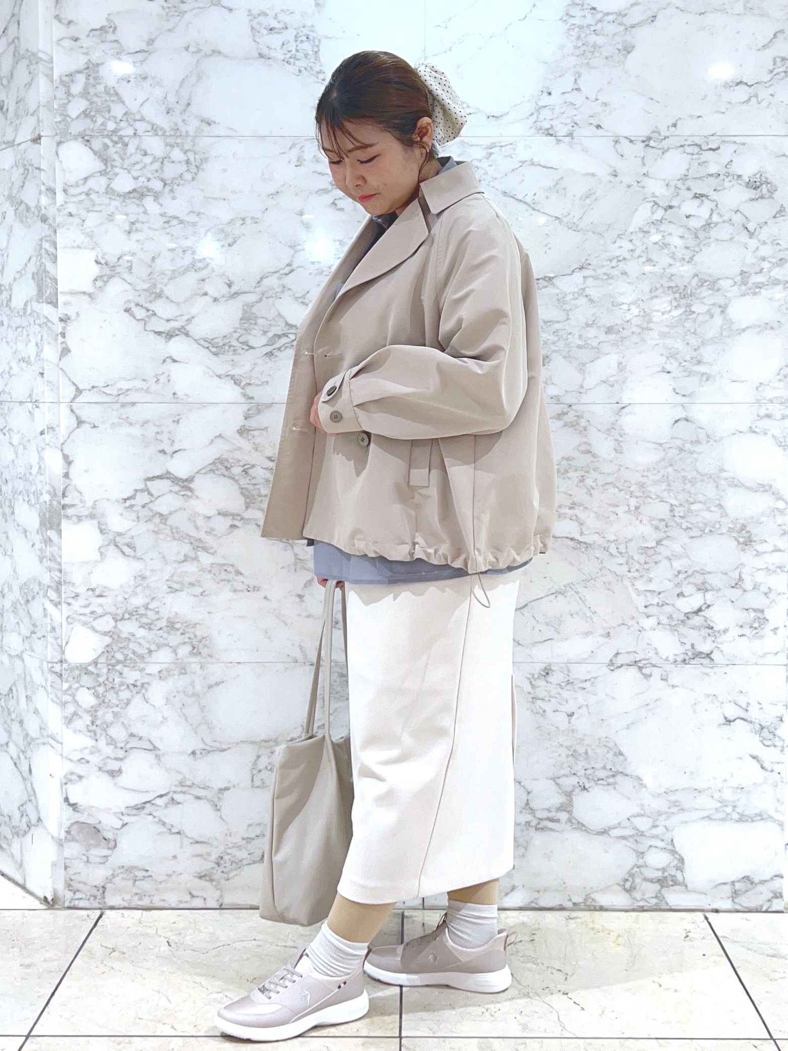 ARISAさんの「grove｜【撥水／シルエット2WAY】軽やかミドルトレンチコート」を使ったコーディネート