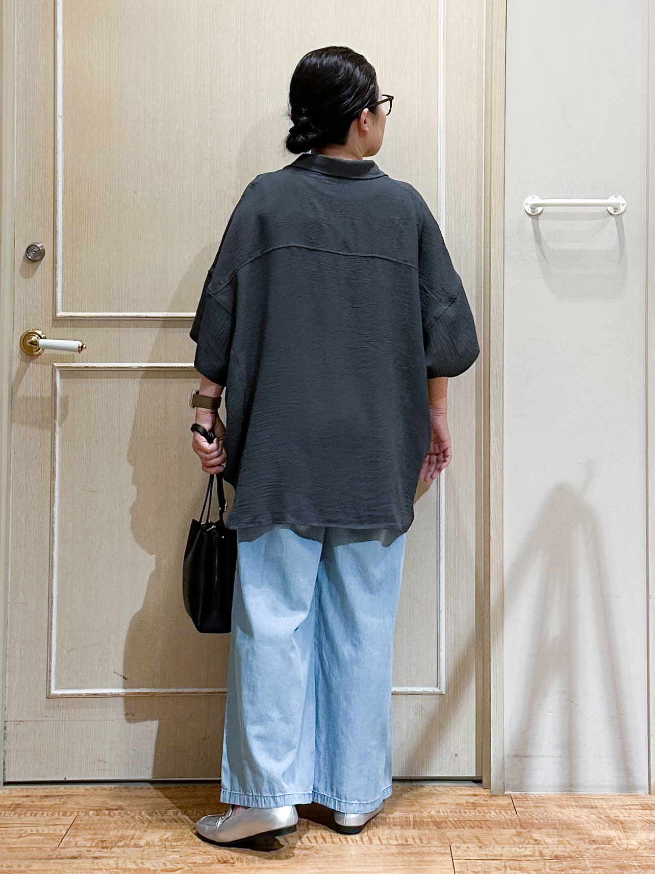 umeさんの「SHOO･LA･RUE｜【高レビュー/洗濯後しわになりにくい/体型カバー】きちんとゆるっと 大人の抜け感 ポンチョ風カラーシ」を使ったコーディネート