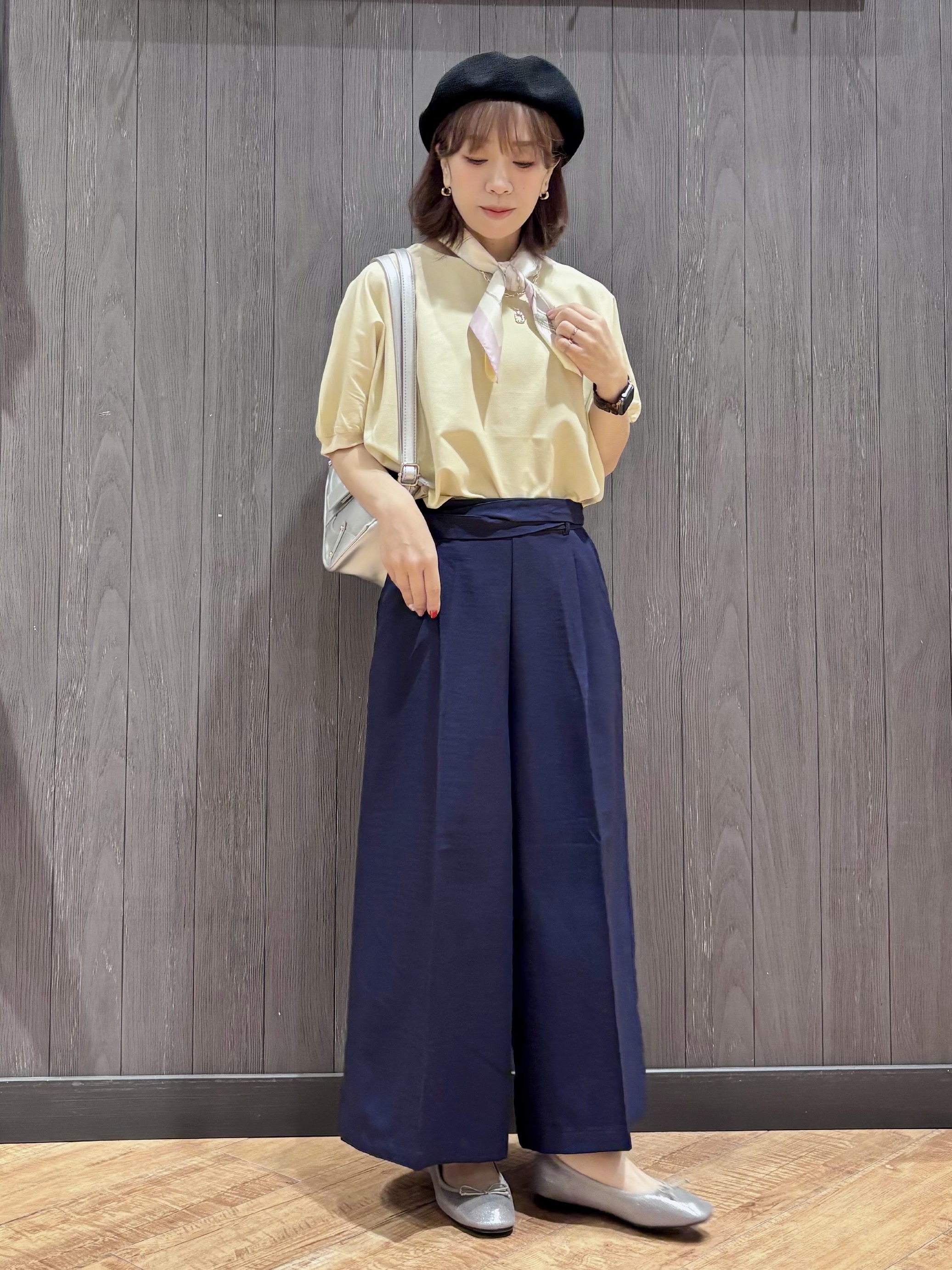 meiさんの「SHOO･LA･RUE｜【洗濯後しわになりにくい】インせず着られる さらっとタッチのドルマンブラウス」を使ったコーディネート