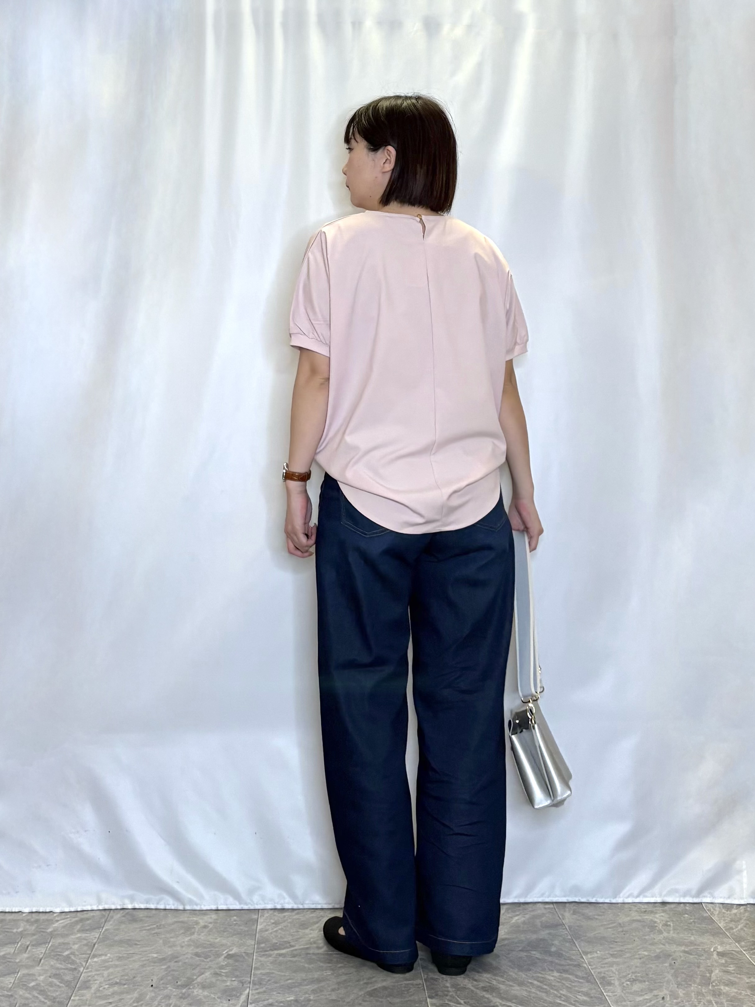 ネリさんの「SHOO･LA･RUE｜【洗濯後しわになりにくい】インせず着られる さらっとタッチのドルマンブラウス」を使ったコーディネート
