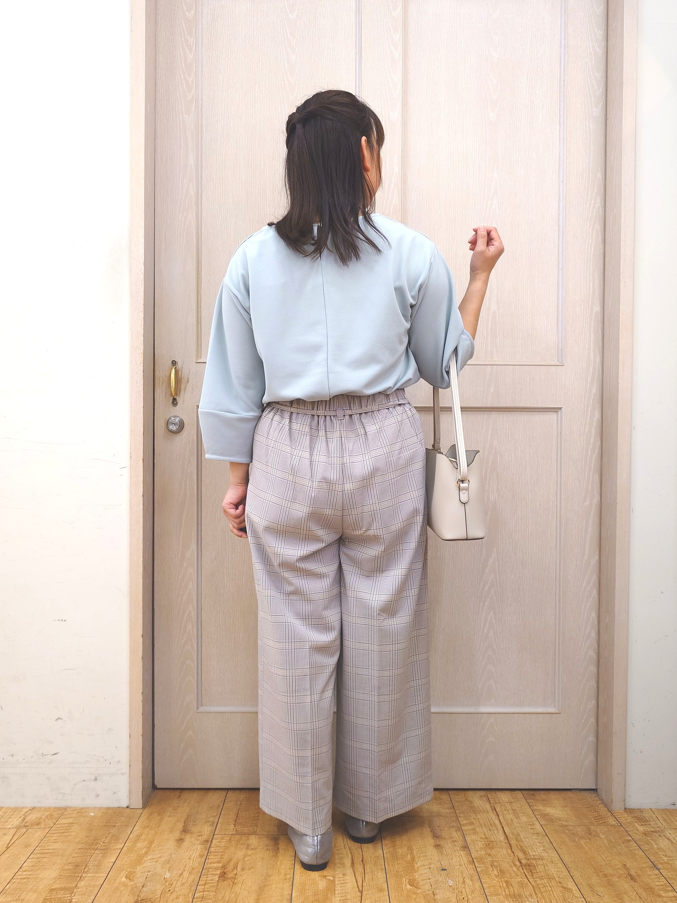 とろろさんの「SHOO･LA･RUE｜コンパクトながらしっかり入る 一枚革風 3層ショルダーバッグ」を使ったコーディネート