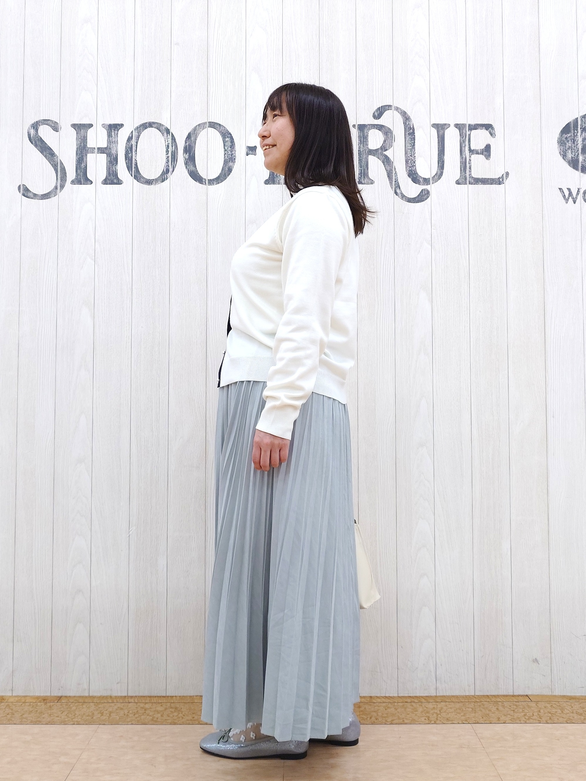 とろろさんの「SHOO･LA･RUE｜【洗濯機可/S-LL】きれいめにもカジュアルにも スエードライク プリーツスカート」を使ったコーディネート