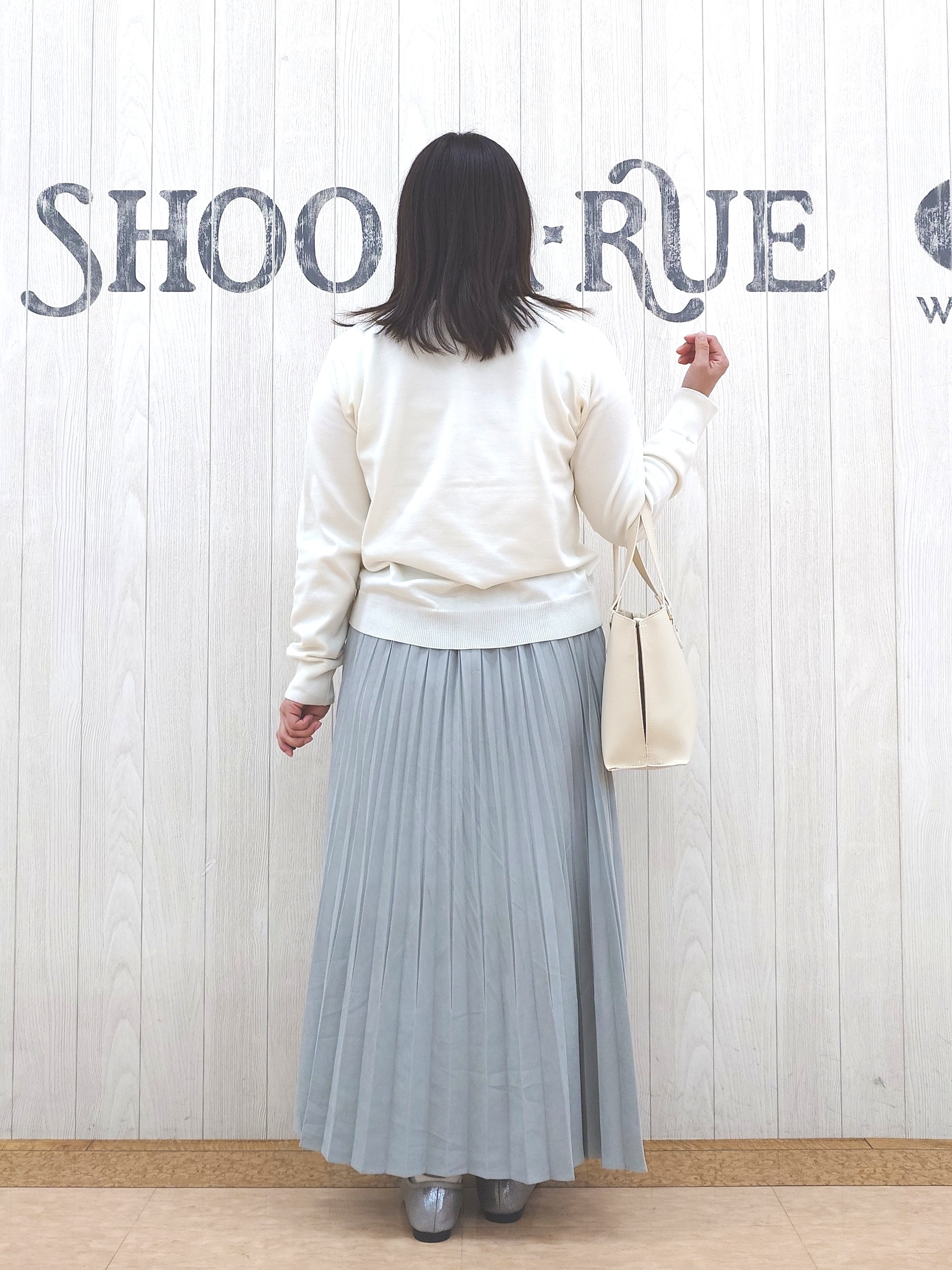 とろろさんの「SHOO･LA･RUE｜【洗濯機可/S-LL】きれいめにもカジュアルにも スエードライク プリーツスカート」を使ったコーディネート