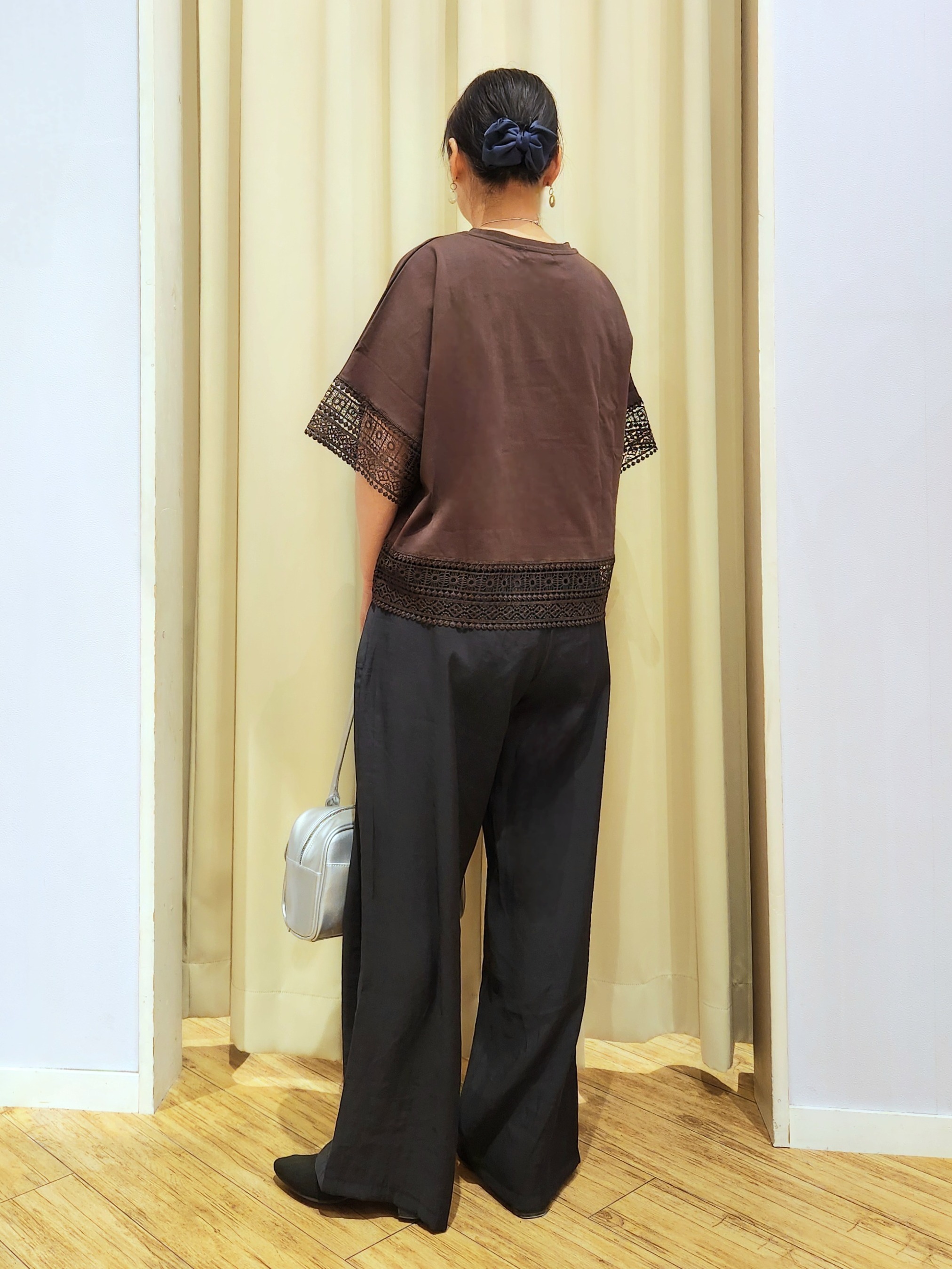 くまさんの「SHOO･LA･RUE｜【洗濯機可/体型カバー/S-LL】レース使いがポイント デザインTシャツ」を使ったコーディネート
