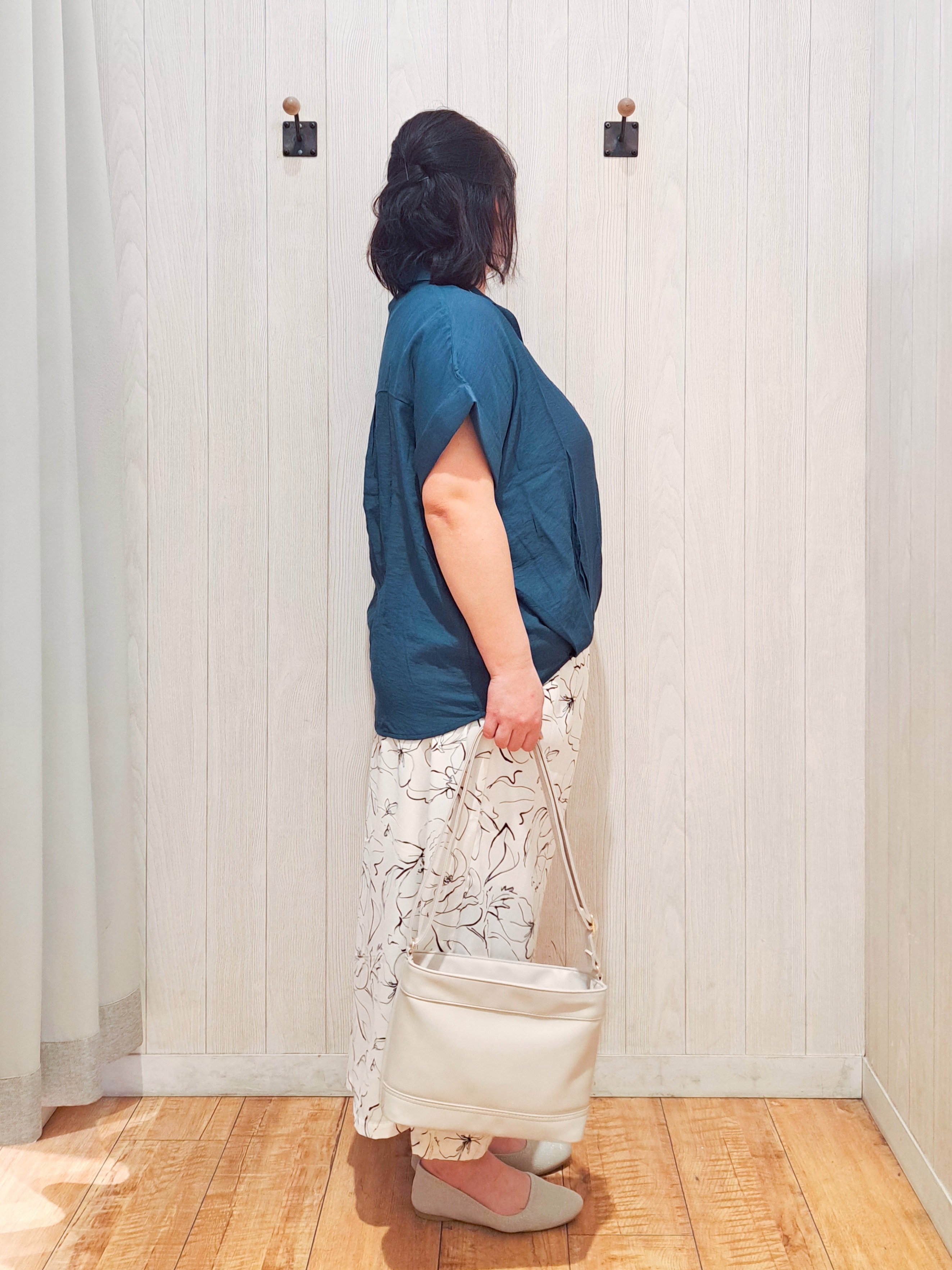 kotomiさんの「SHOO･LA･RUE｜【S-LL/洗濯機可】インせず着られる 裾タック スキッパーシャツ」を使ったコーディネート
